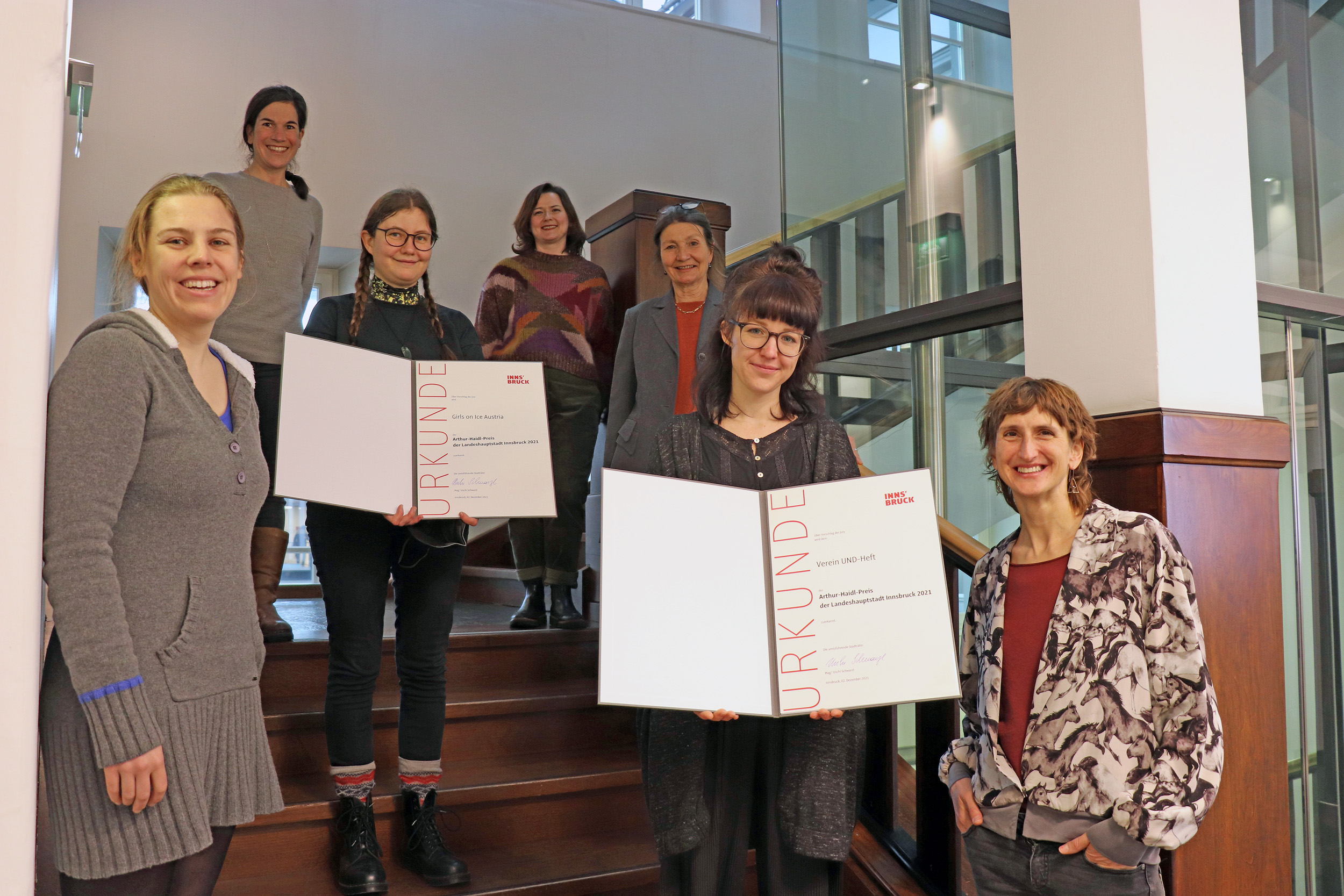 Die Vertreterinnen der beiden Vereine freuen sich über den „Arthur-Haidl-Preis 2021", gemeinsam mit Kulturstadträtin Uschi Schwarzl (3. v.r.) und Natalie Pedevilla (Kulturamt, 4. v.l.). 
(Für das Foto im Februar 2022 wurden die FFP2-Masken kurz abgenommen, Anm. d. Red.).