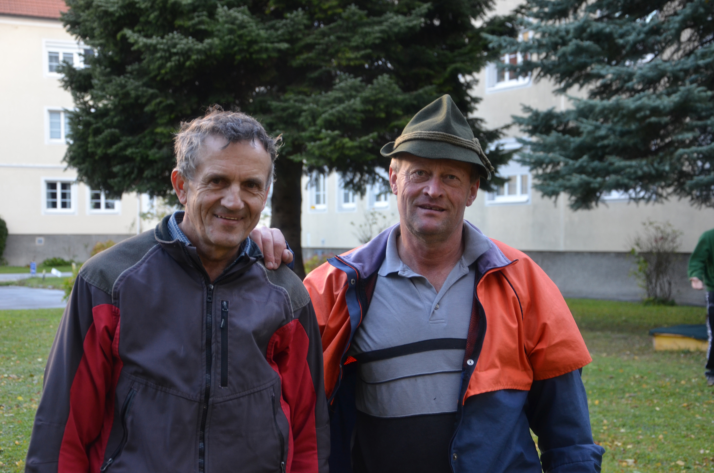 Andreas Hupfauf (links im Bild) fing genau vor 29 Jahren, am 04. November 1985, als gelernter Tischler bei der Stadt Innsbruck an zu arbeiten.
Noch heute gefällt ihm die abwechslungsreiche und vielfältige Arbeit, aber "das jährliche Fällen und Aufstellen des Christbaumes für den Christkindlmarkt in der Innsbrucker Altstadt ist immer etwas Besonderes".