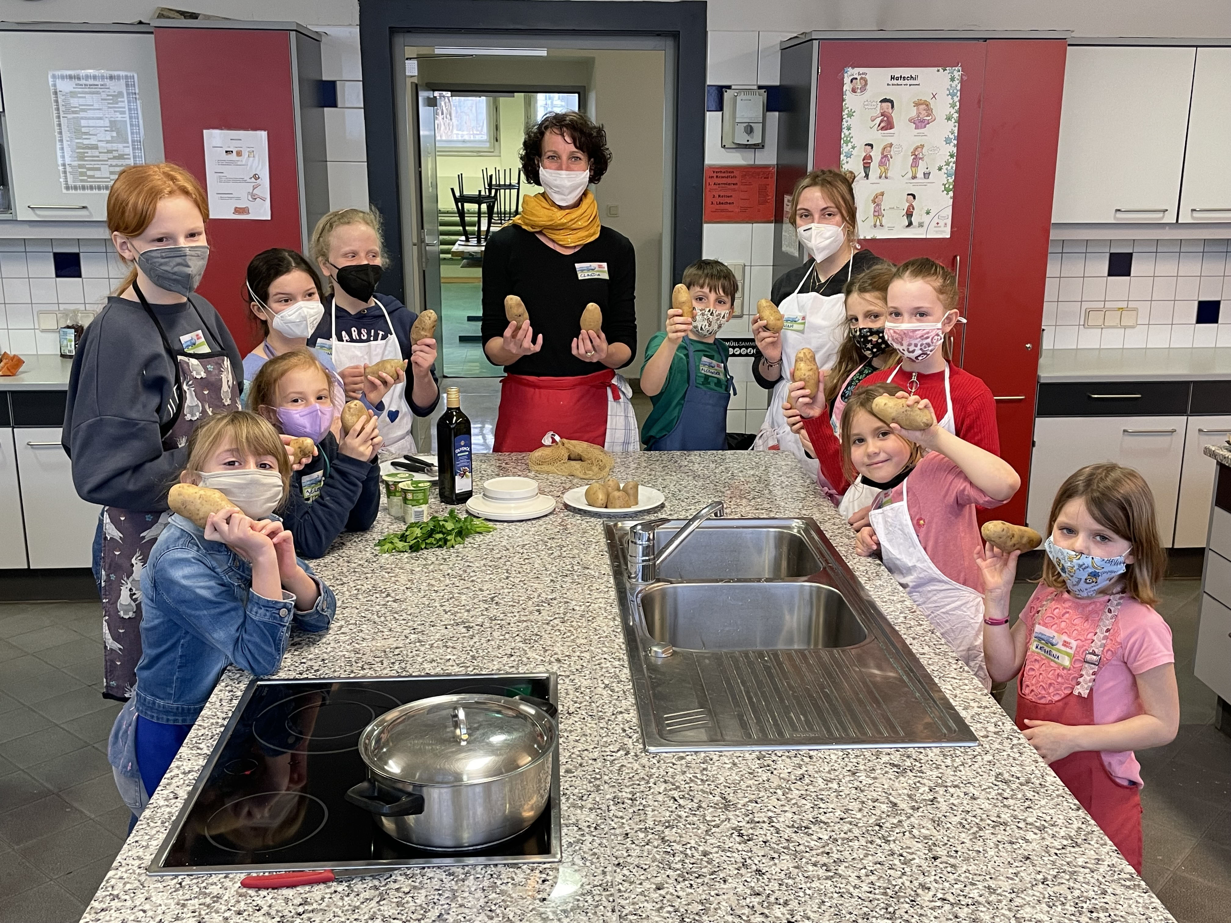 Bei der Veranstaltung „Tolle Knolle“ probierten junge Ferienzug-PassantInnen Küchenhits rund um die Kartoffel aus.