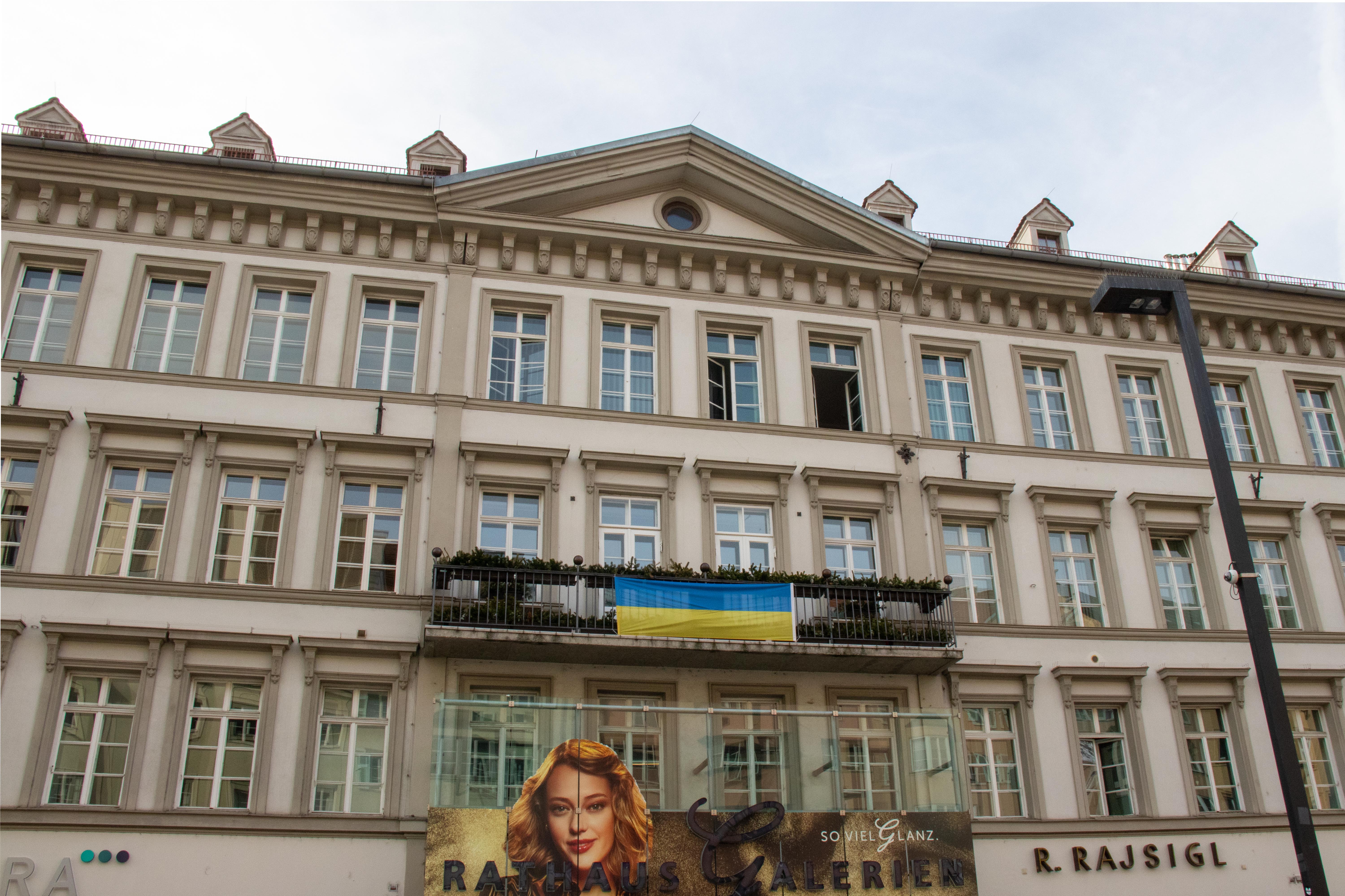Die ukrainische Flagge am Balkon des Innsbrucker Rathauses ist ein Zeichen der Solidarität.