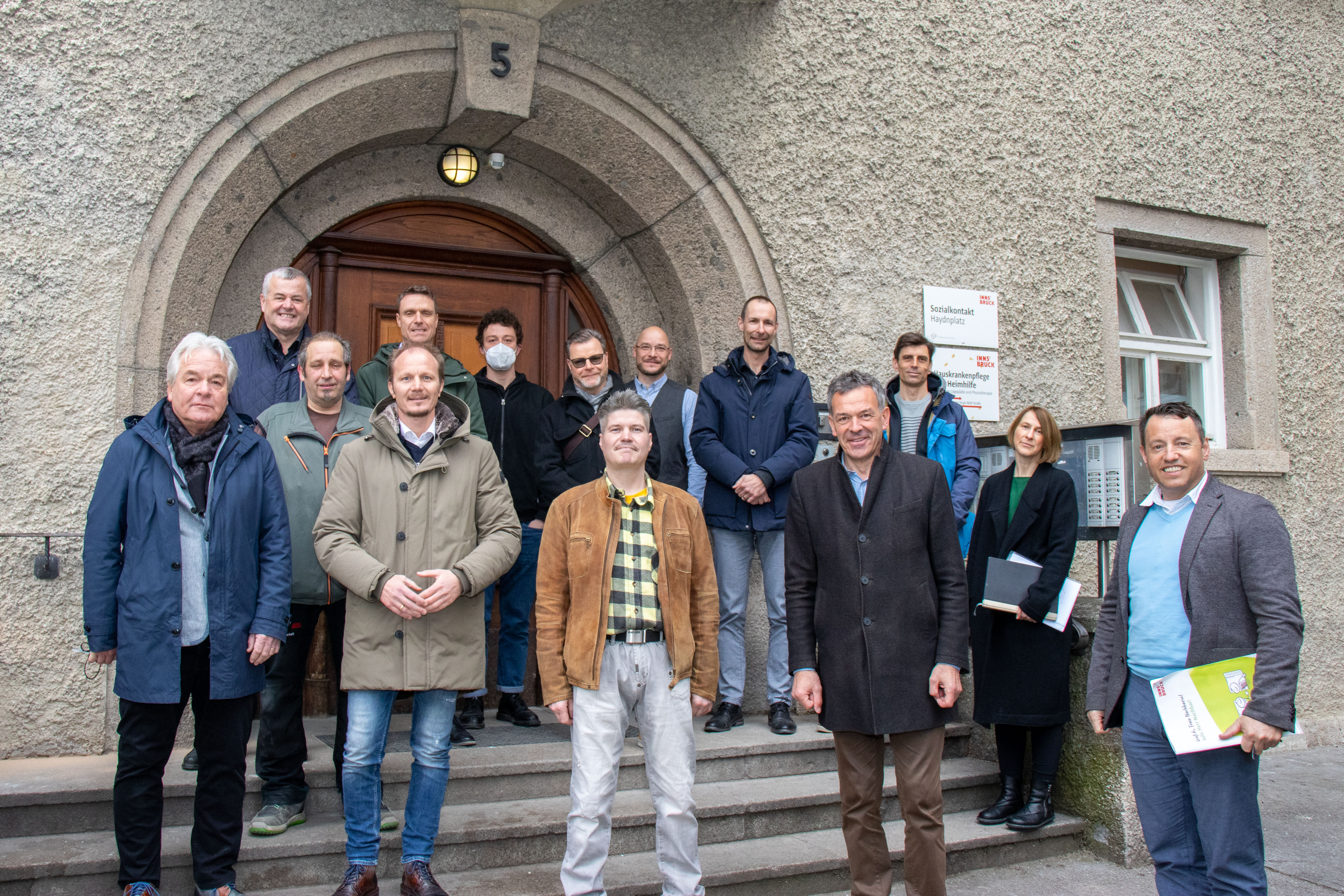 Bei der symbolischen Schlüsselübergabe waren neben dem ehemaligen Sozialstadtrat Ernst Pechlaner (vorne, v. l. n. r.), Vizebürgermeister Johannes Anzengruber, ein Bewohner der sanierten Wohnungen, Bürgermeister Georg Willi und IIG-Geschäftsführer, Franz Danler auch ISD-Geschäftsführer, Hubert Innerebner (hinten, l.) und Christian Zabernig, Amtsvorstand "Wohnungsservice), sowie weitere Vertreter und eine Vertreterin der IIG vor Ort.