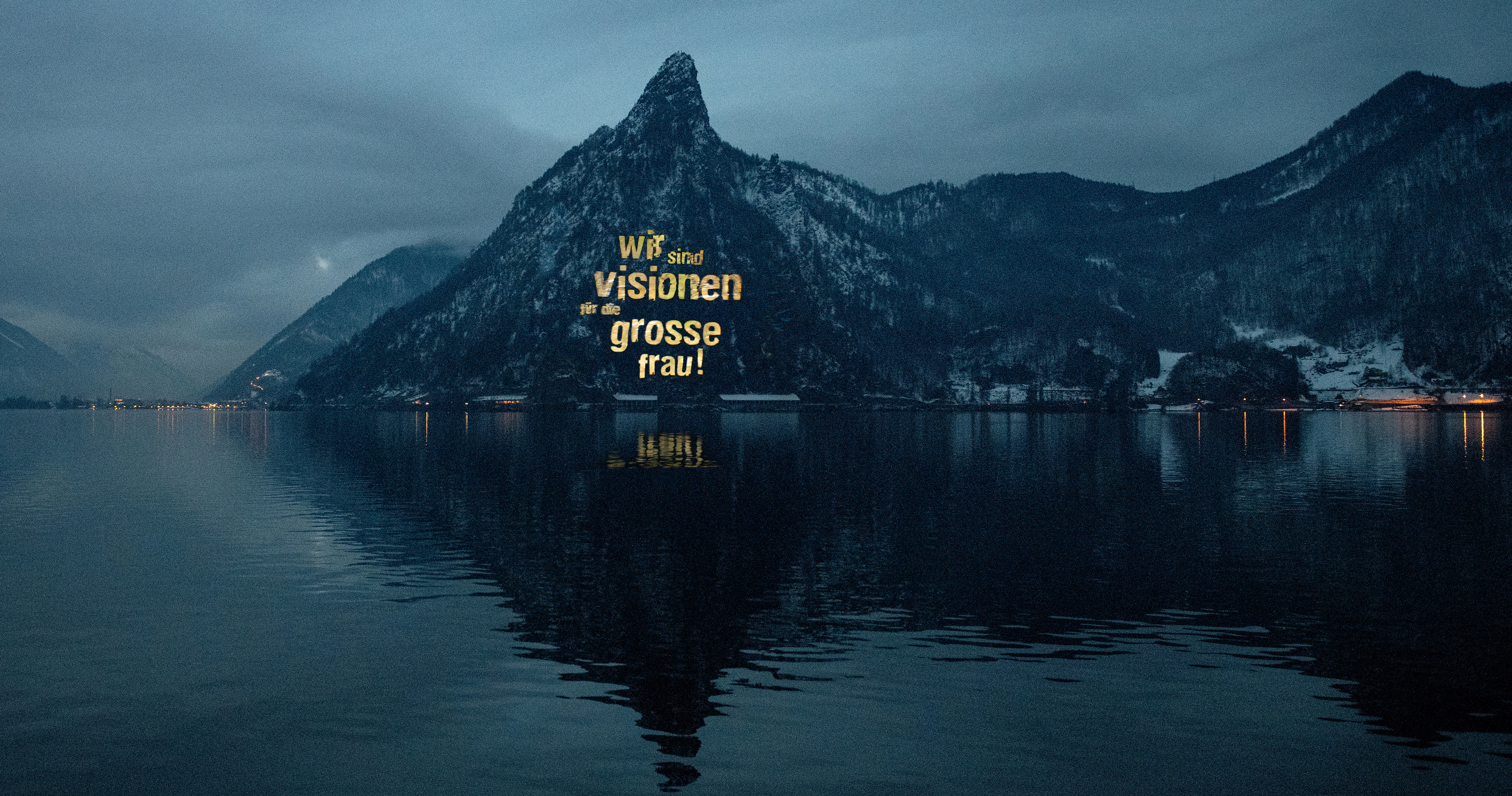 Lichtgedichte von Selbstbestimmung, Widerstand und Vision: Julia Zdarskys Projektionen an Fassaden und Landschaften - wie hier am Traunsee ("trau di", 2019).