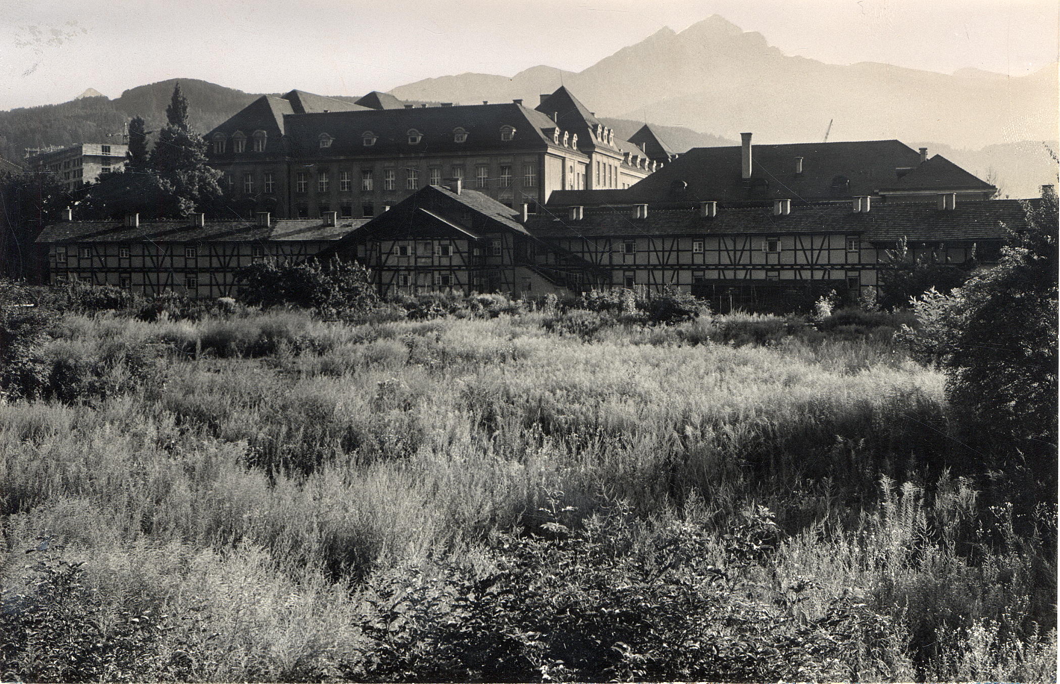 Das Prügelbaugelände mit Universität gegen Westen. Wohnraum für Studierende war damals wie heute ein vieldiskutiertes Thema. Die Prügelbaubaracken wurden bis in die 1970er Jahre als Studentenheim genutzt.