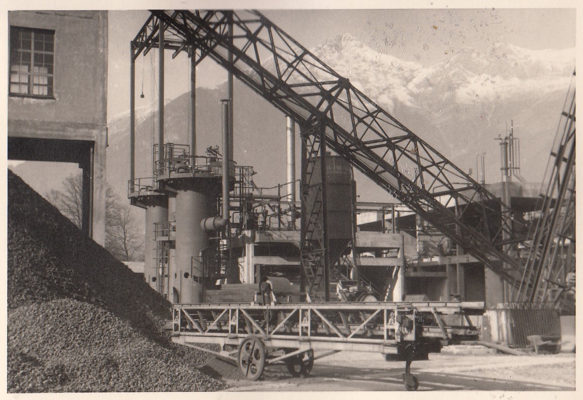 Alltag im Innsbrucker Gaswerk, 1. Hälfte des 20. Jahrhunderts. Heute erinnert die Gaswerkstraße in Pradl an diese ehemalige Innsbrucker Institution.