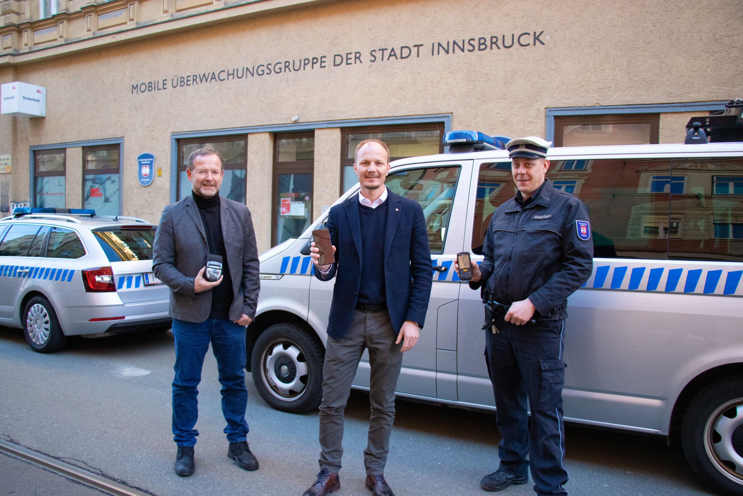 Amtsvorstand Klaus Feistmantl (Allgemeine Sicherheit und Veranstaltungen; links), Vizebürgermeister Johannes Anzengruber und Thomas Hintersdorf (MÜG; rechts) demonstrieren den Unterschied zwischen alten und neuen Geräten.