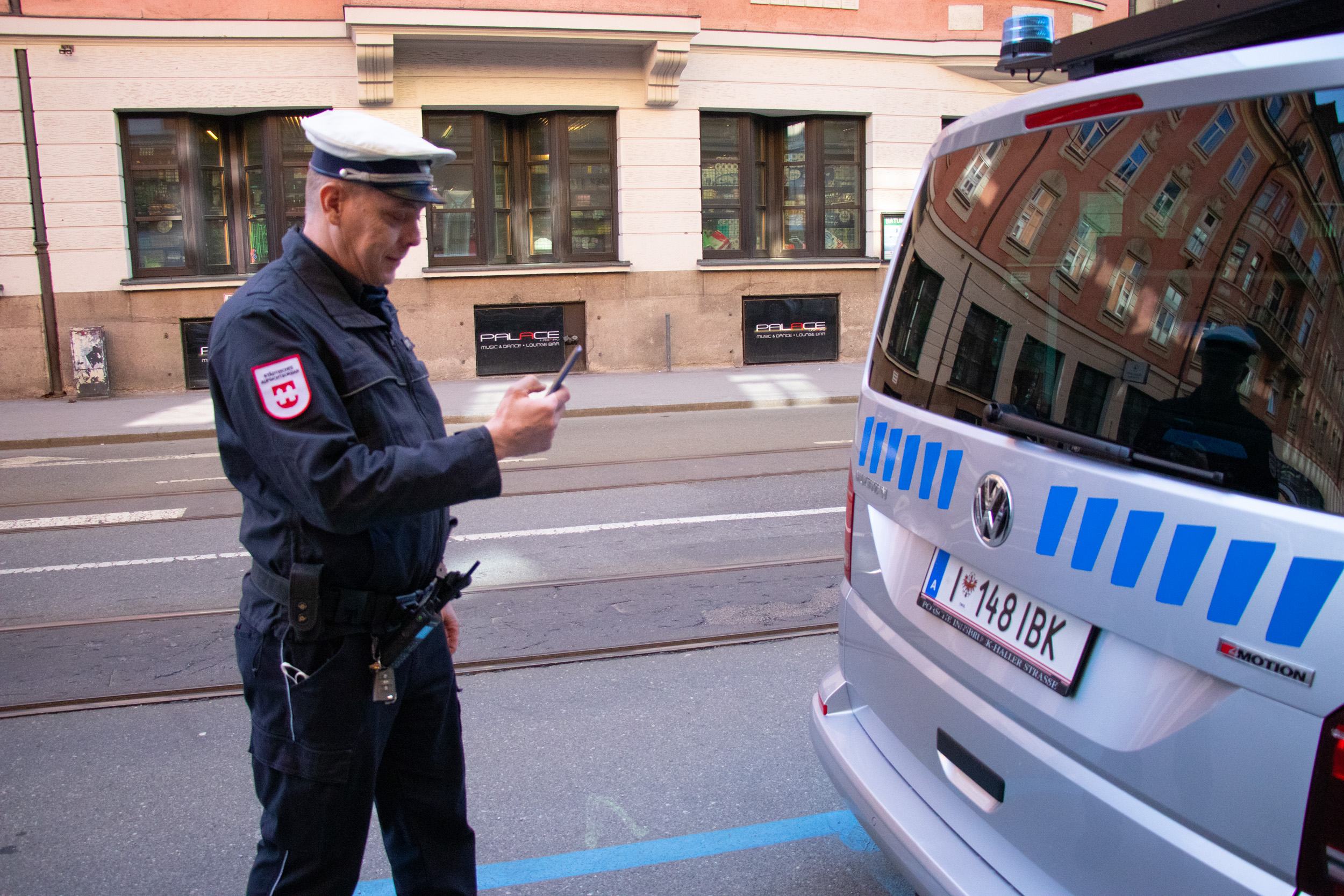 Thomas Hintersdorf von der MÜG demonstriert, wie ein Kennzeichen-Scan abläuft. Dieser dauert nur einige Sekunden.