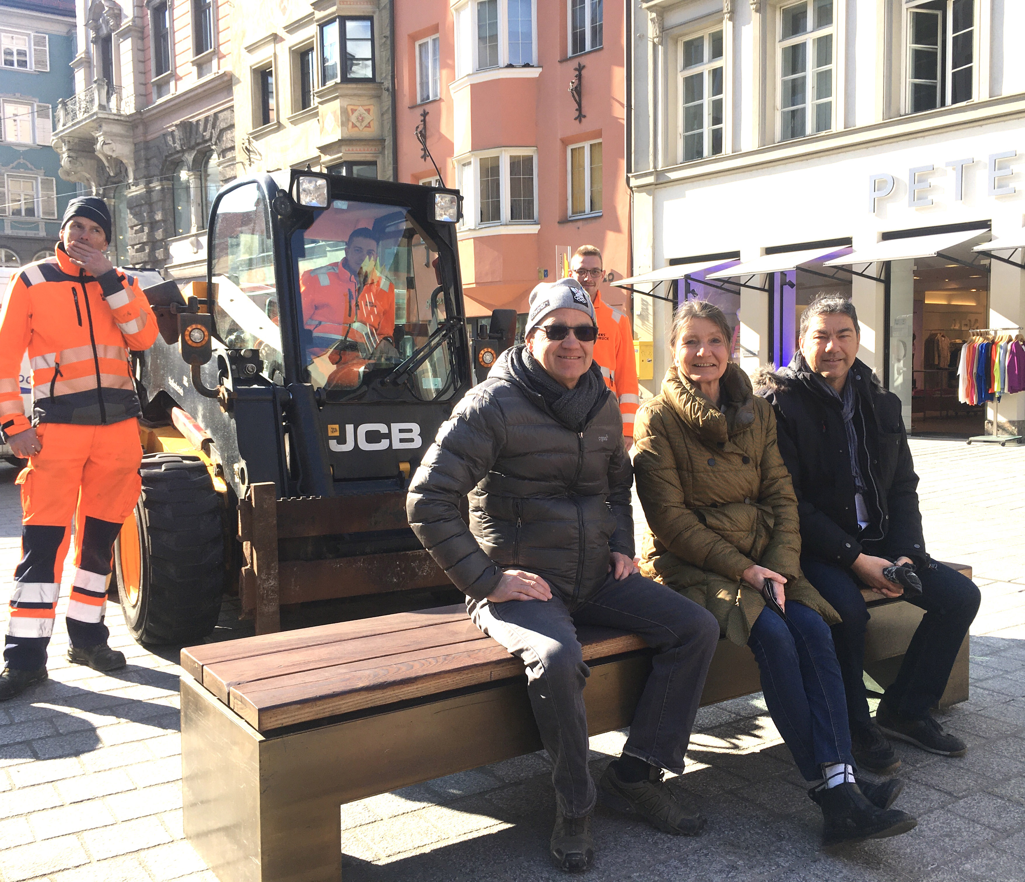 Stadträtin Uschi Schwarzl machte sich gemeinsam mit Siegfried Flörl (l.) und Walter Stockner (r.) vom städtischen Straßenbetrieb ein Bild und machten eine Sitzprobe auf die wieder aufgestellten Bänke in der Maria-Theresien-Straße aus.