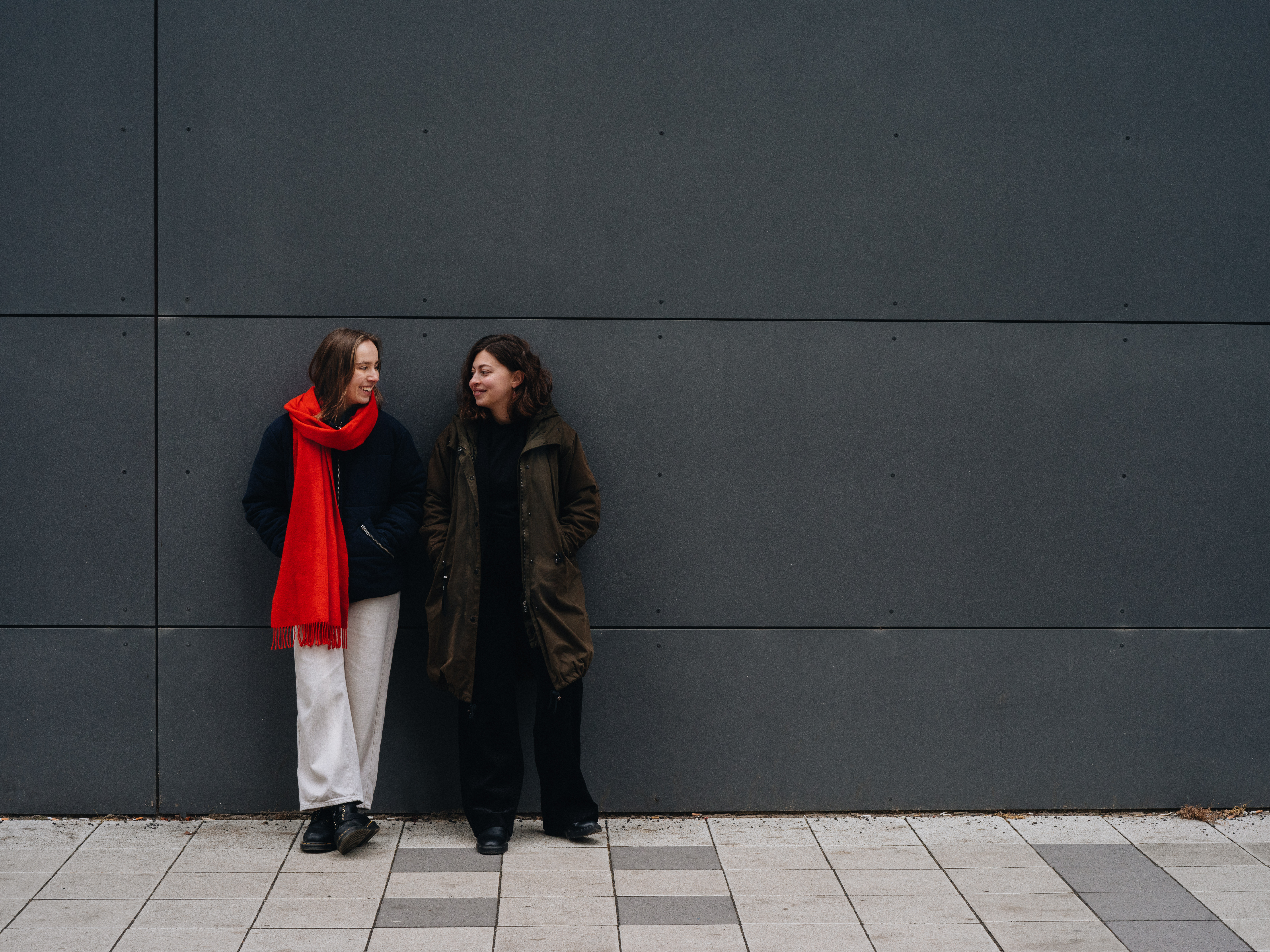 Klatschen allein reicht nicht: Luna Al-Mousli und Clara Berlinski porträtieren Menschen, meist Frauen, die seit Beginn der Pandemie am meisten gefordert sind und verlangen grundlegende Veränderungen und Anerkennung.