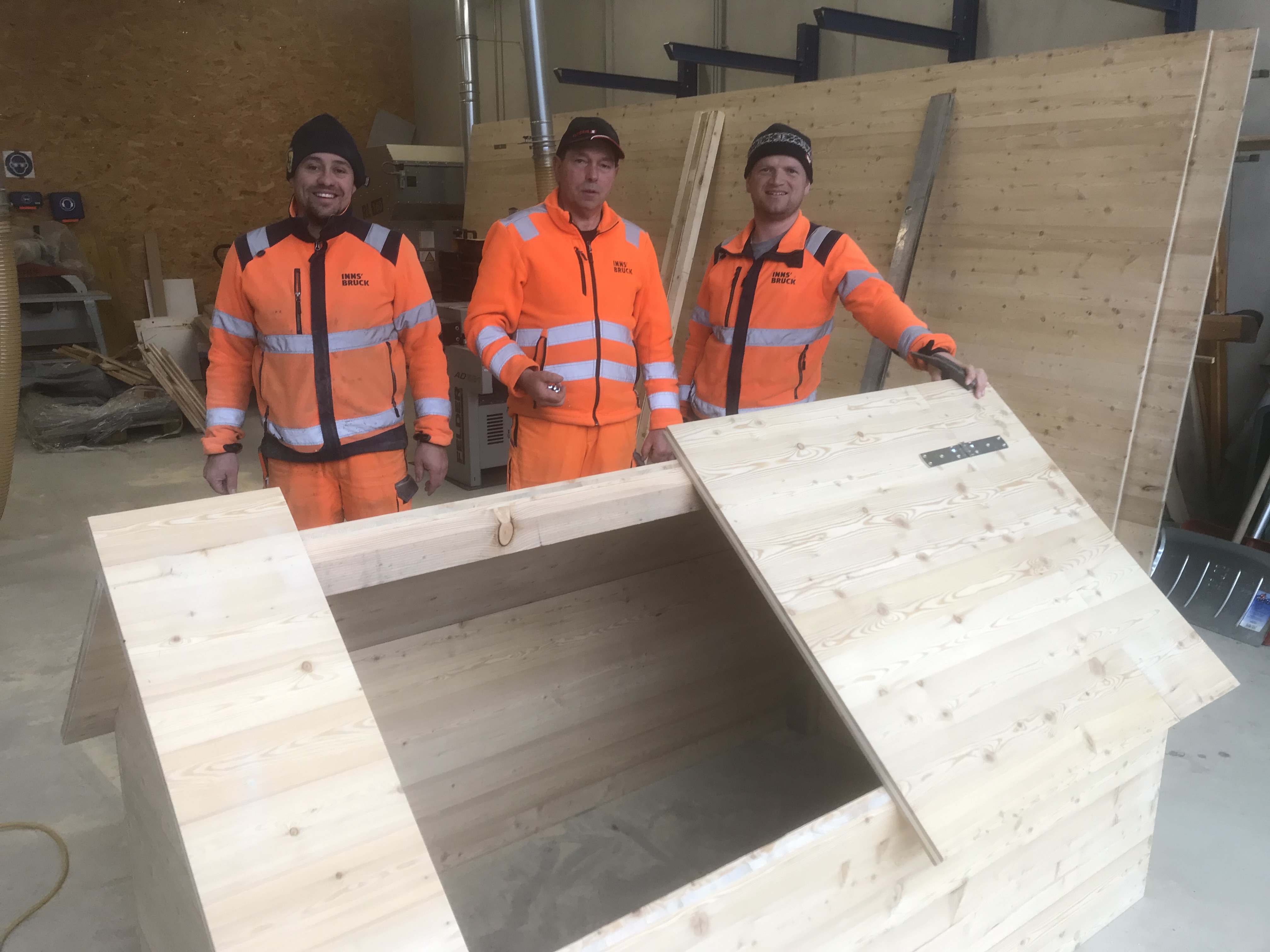 Die Mitarbeiter des städtischen Straßenbauhofs Manuel Hintner, Alfred Weiss und Hubert Muigg (v. l. n. r.), bauen bei Bedarf noch weiter Splitthäuschen.