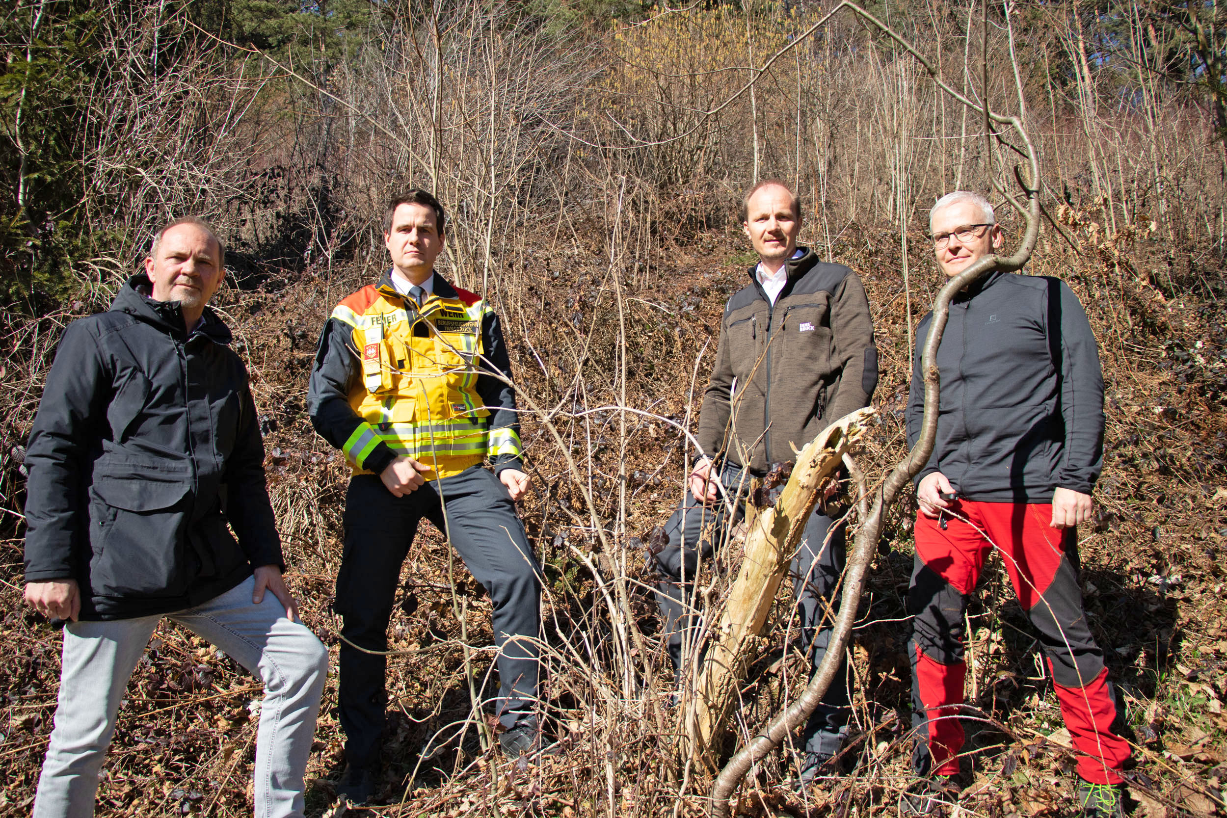 Machten sich vor Ort ein Bild von der Trockenheit des Waldes (v.l.): Thomas Koland (MÜG), Branddirektor Helmut Hager (BFI), Vizebürgermeister Johannes Anzengruber und Wolfgang Huber (Amt für Wald und Natur).