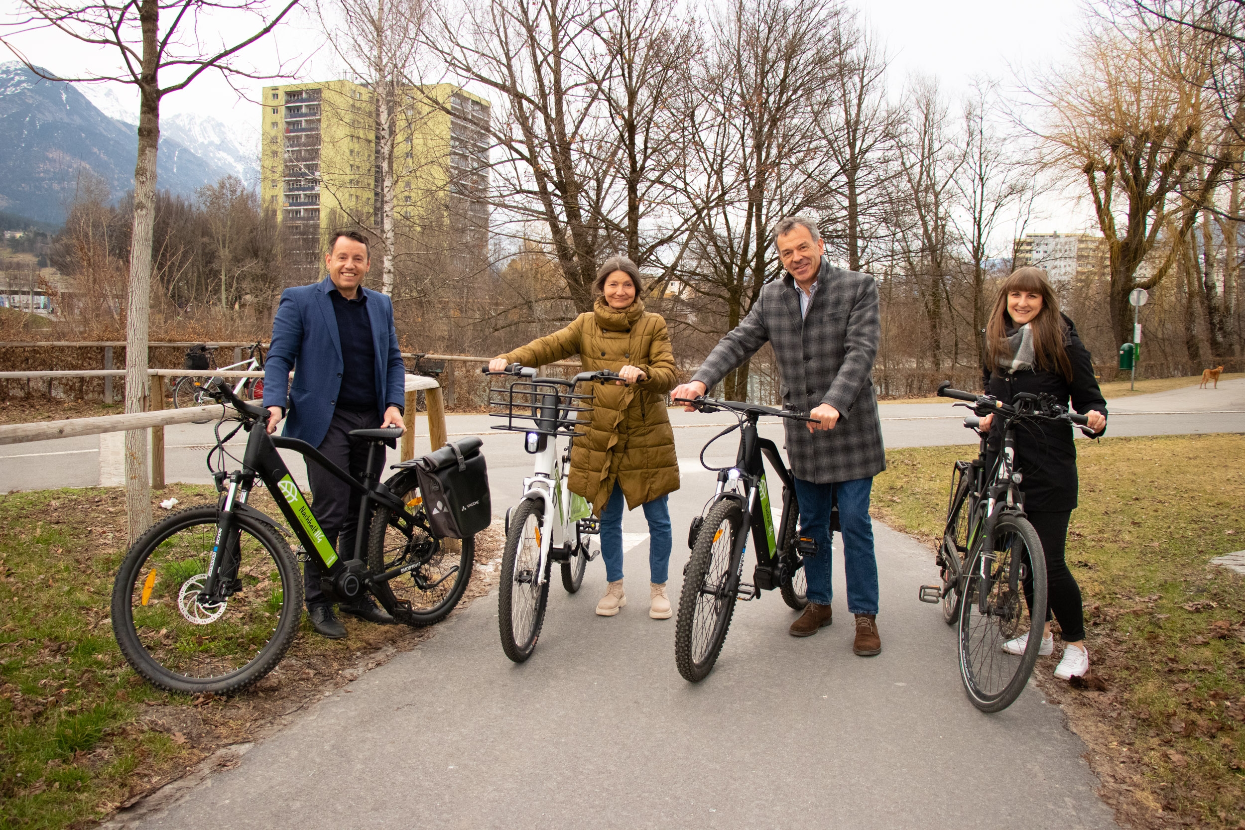 Freuen sich über die Möglichkeit der klimafreundlichen Dienstwege (v. l. n. r.): IIG-Geschäftsführer Franz Danler, Stadträtin Uschi Schwarzl, Bürgermeister Georg Willi und Leandra Jänicke, Leiterin des IIG-Nachhaltigkeitsmanagements