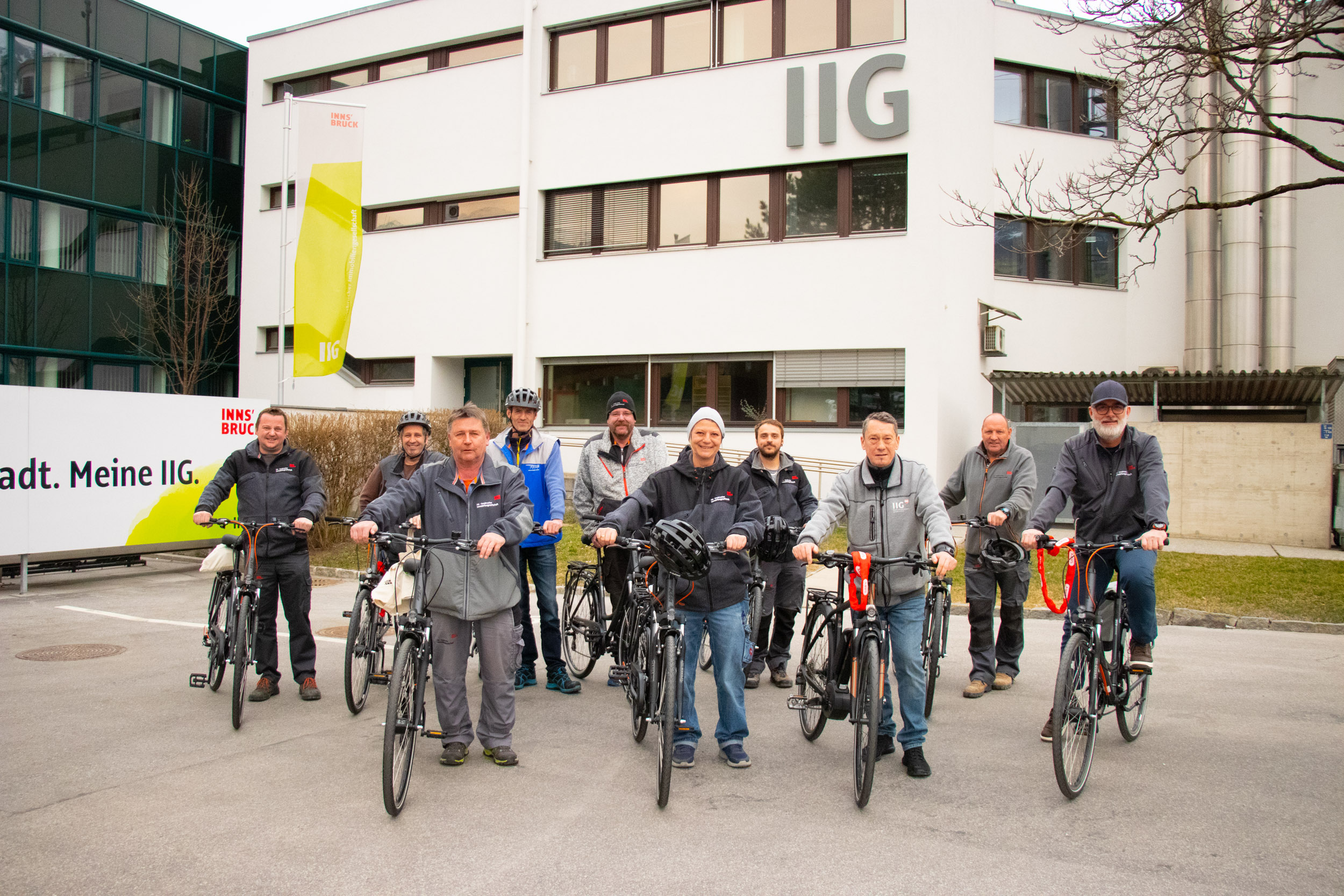 Für die HausmeisterInnen-Flotte der IIG stehen elf neue Diensträder sowie zwei E-Bikes zur Verfügung.