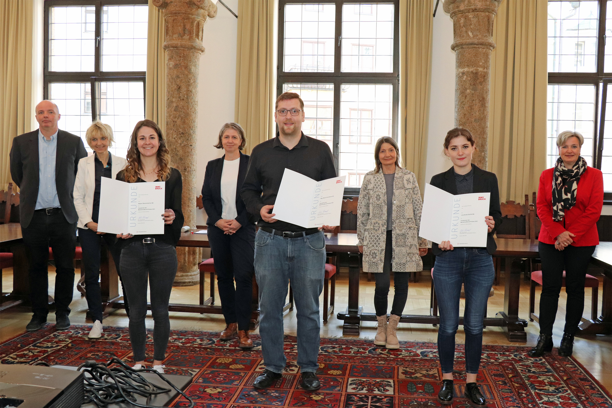 Freude über den Marianne-Barcal-Preis 2021: Drei der vier PreisträgerInnen (vorne, v.l.) Mirjam Oberprantacher, Martin Kriechbaum und Julia Brader mit (hinten, v.l.) Lukas Morscher (Leiter Stadtarchiv/Stadtmuseum), Julia Hörmann (LFU), Eva Pflanzelter (LFU), Kulturstadträtin Uschi Schwarzl und Abteilungsleiterin Birgit Neu (MA V).