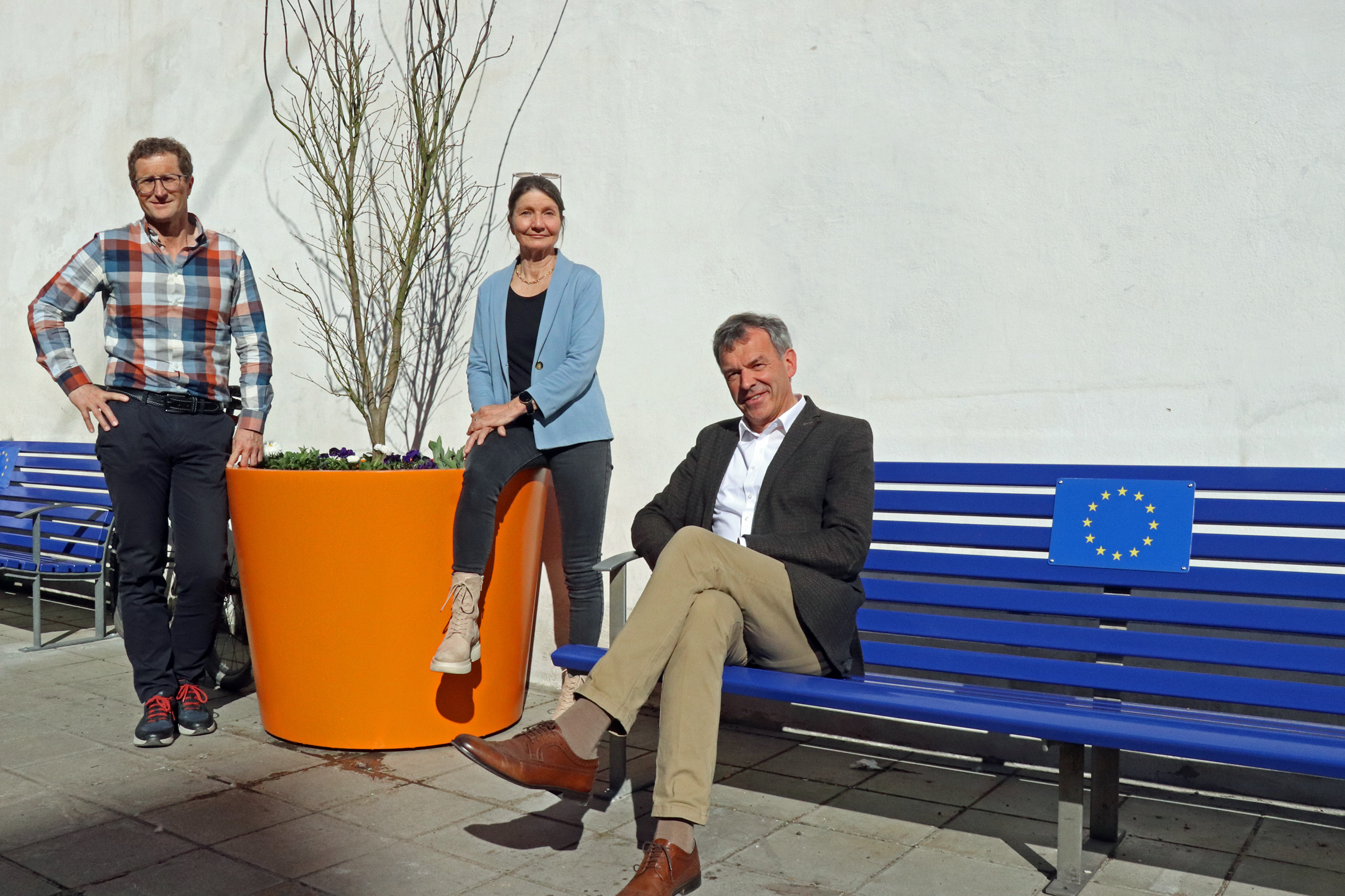 Amtsvorstand Thomas Klingler von den Grünanlagen, Umweltstadträtin Uschi Schwarzl und Bürgermeister Georg Willi (v.l.n.r.) machten sich vor Ort ein Bild von den neuen Bäumen und Bänken am Franziskanerplatz.