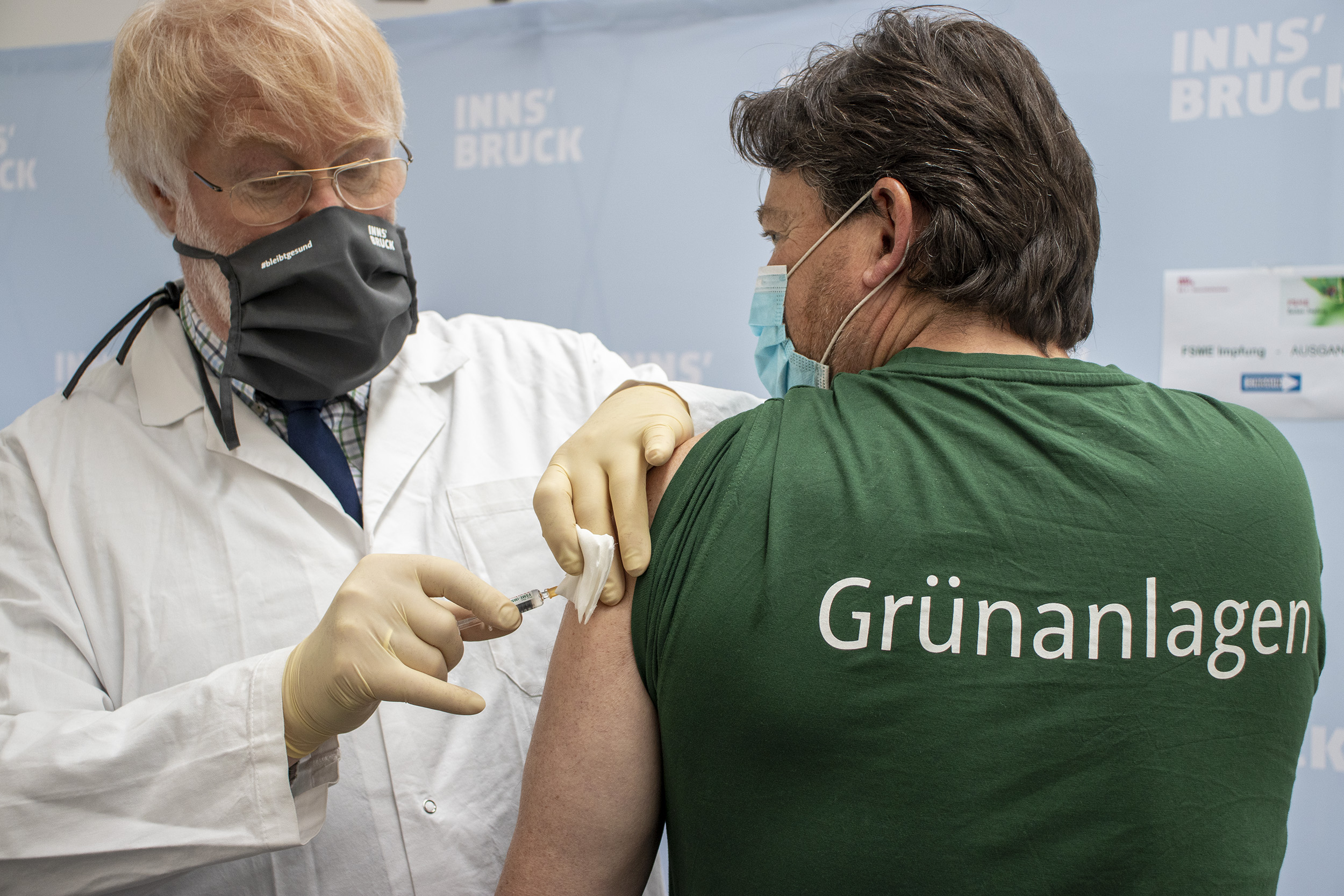 Eine wichtige Aufgabe des Gesundheitamtes rund um Amtsleiter Hans-Peter Rammer (l.) sind Impfungen von MitarbeiterInnen und in Schulen. 2021 wurden insgesamt 4.216 Impfungen durchgeführt.