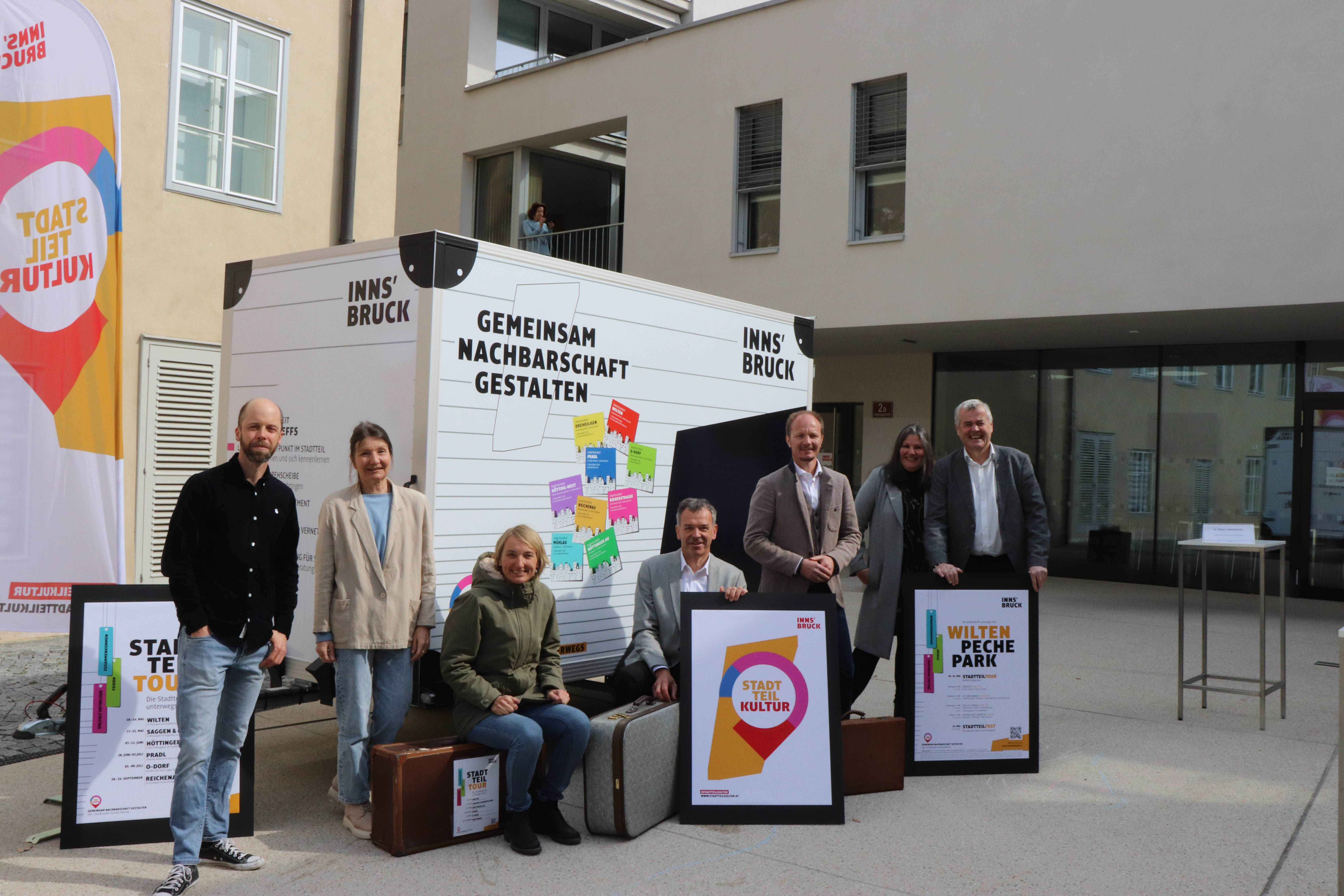 Das Konzept der Initiative STADT.TEIL.KULTUR wurde vom Innsbruck Marketing in enger Kooperation mit der Stadtteilarbeit der Innsbrucker Soziale Dienste GmbH (ISD) auf die Beine gestellt. V.l. Paul Klumpner (Bereichsleiter Stadtteiltreffs ISD), Kulturstadträtin Uschi Schwarzl, Maria Habernig-Fecht (Stadtteiltreff Wilten), Bürgermeister Georg Willi, Vizebürgermeister Johannes Anzengruber, Heidi Reckendorfer (Innsbruck Marketing) und Hubert Innerebner (Geschäftsführer ISD).