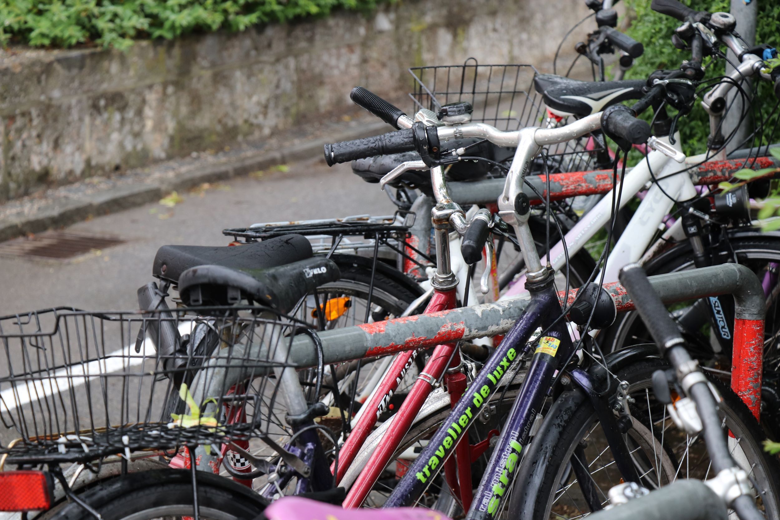 Schrottreife Fahrräder werden ab 11. April von den MitarbeiterInnen des städtischen Straßenbetriebs im Rahmen der Radeinsammelaktion abgeholt.