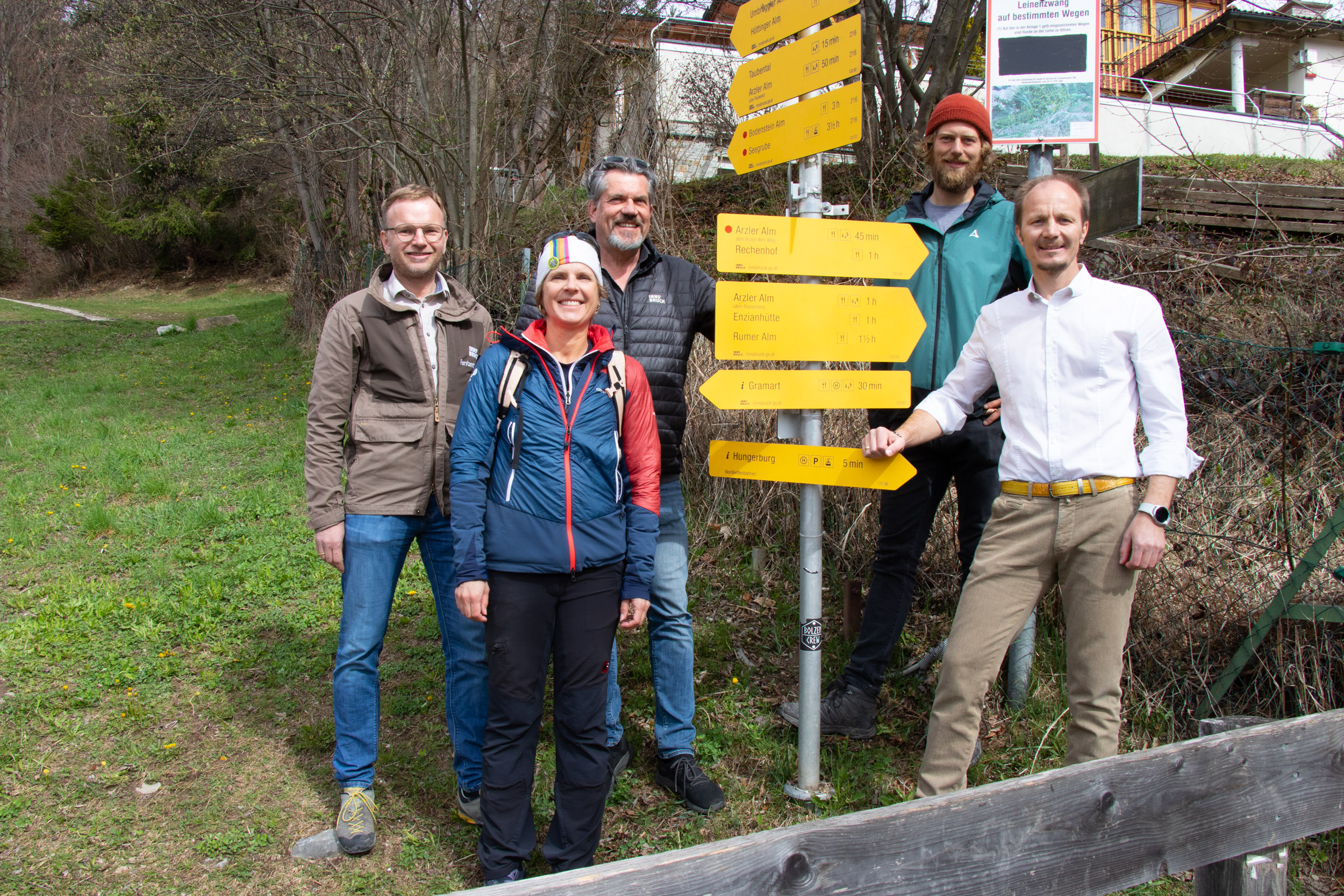 Präsentierten die neuen Wegtafeln auf der Nordkette (v.l.): Albuin Neuner (Leiter Referat Natur und Erholung),  Katharina Wolf (Betreuerin Wegenetz, AVI), Christoph Stock (Geschäftsführer-Stv. TVB), Katharina Wolf (Betreuerin Wegenetz, AVI), Mathias Bonauer (Naturraumranger) und Vizebürgermeister Johannes Anzengruber.