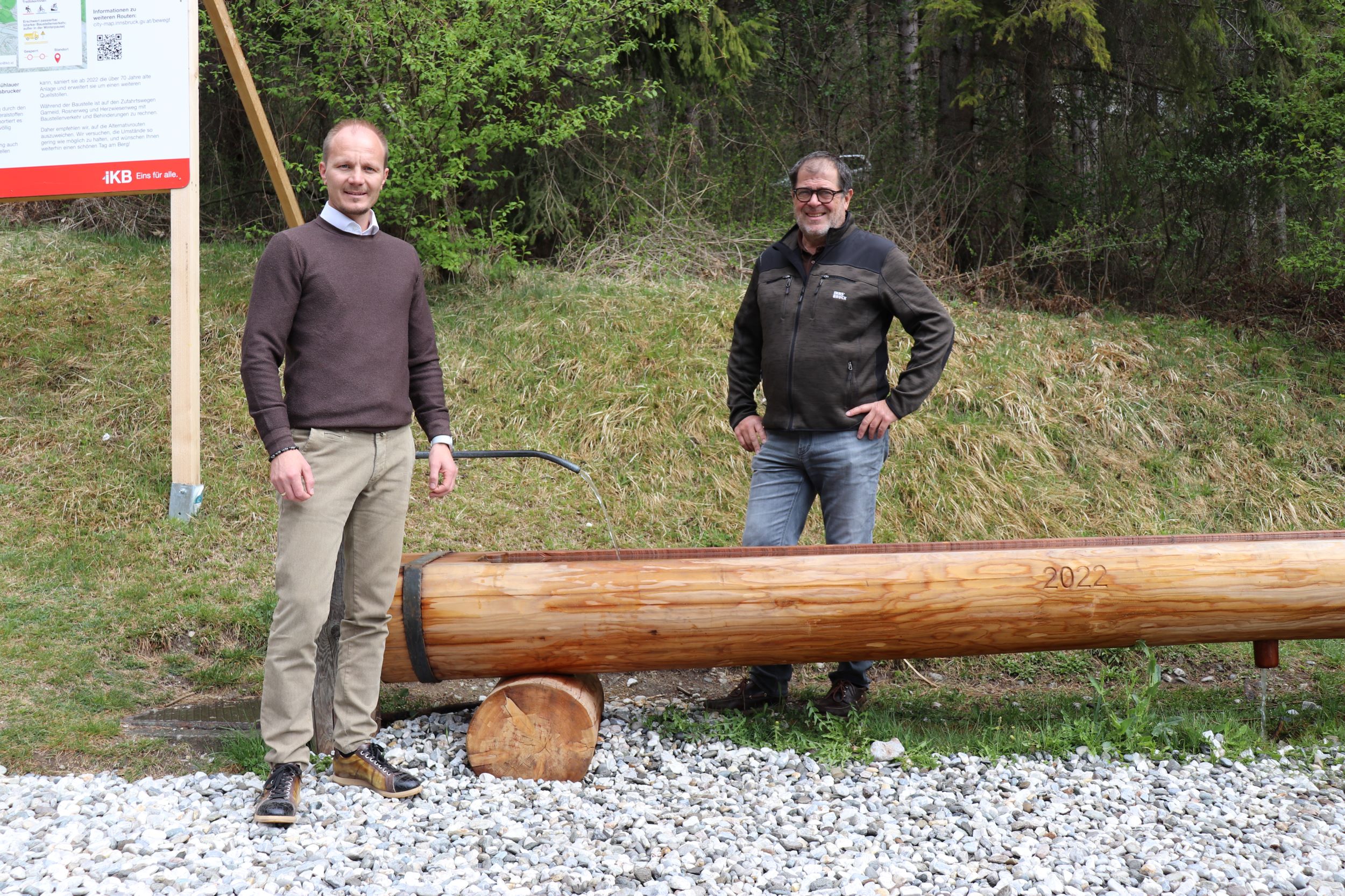 Vizebürgermeister Johannes Anzengruber und Andreas Wildauer (Amtsleiter Wald und Natur) – hier beim renovierten Brunnen am Rechenhofweg – freuen sich, dass die Innsbrucker Wanderbrunnen wieder laufen.