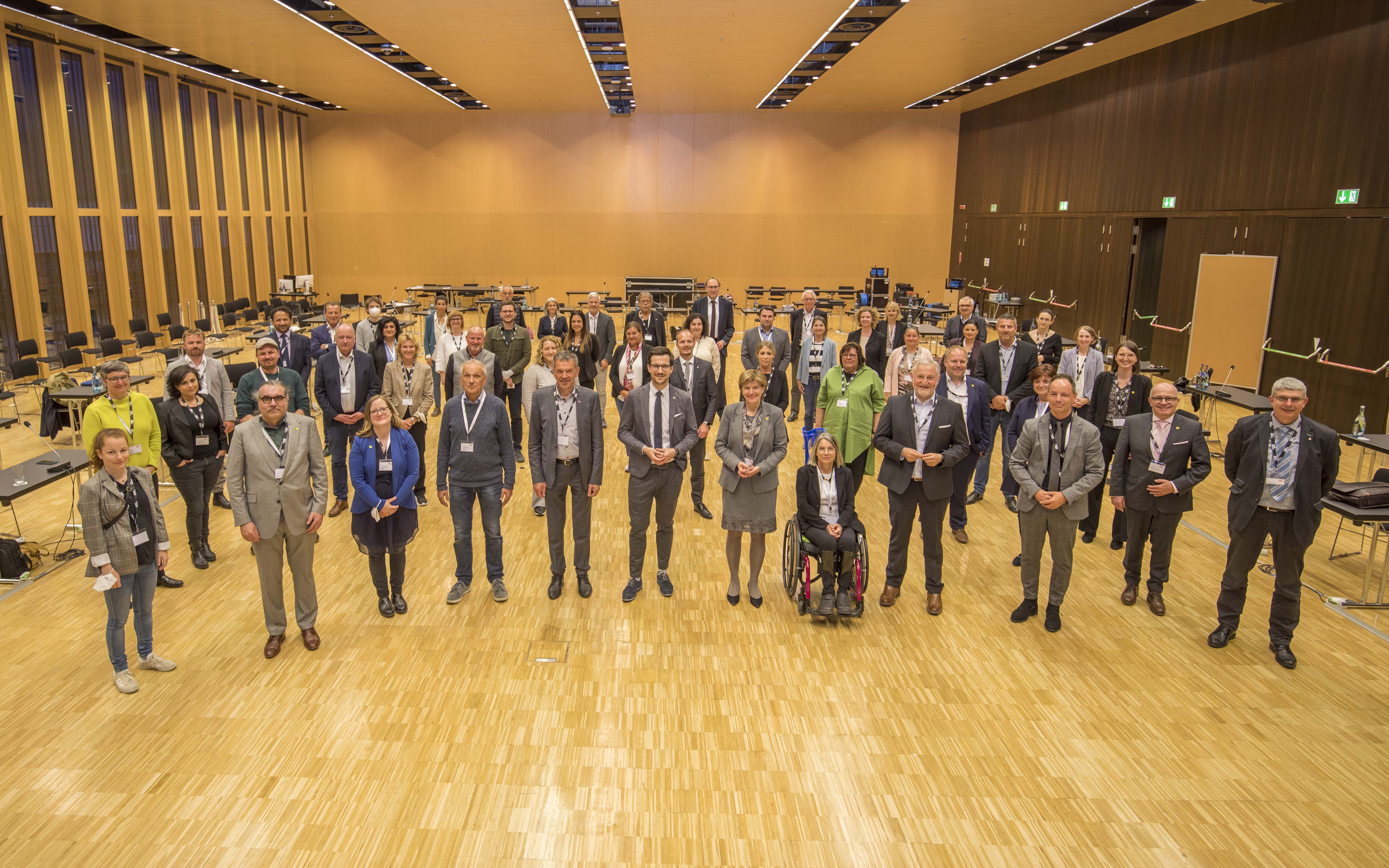 Der Innsbrucker Gemeinderat mit Bürgermeister Georg Willi (vorne: 5.v.l.) freute sich über den Besuch der Freiburger Delegation rund um Oberbürgermeister Martin Horn (vorne: M.).