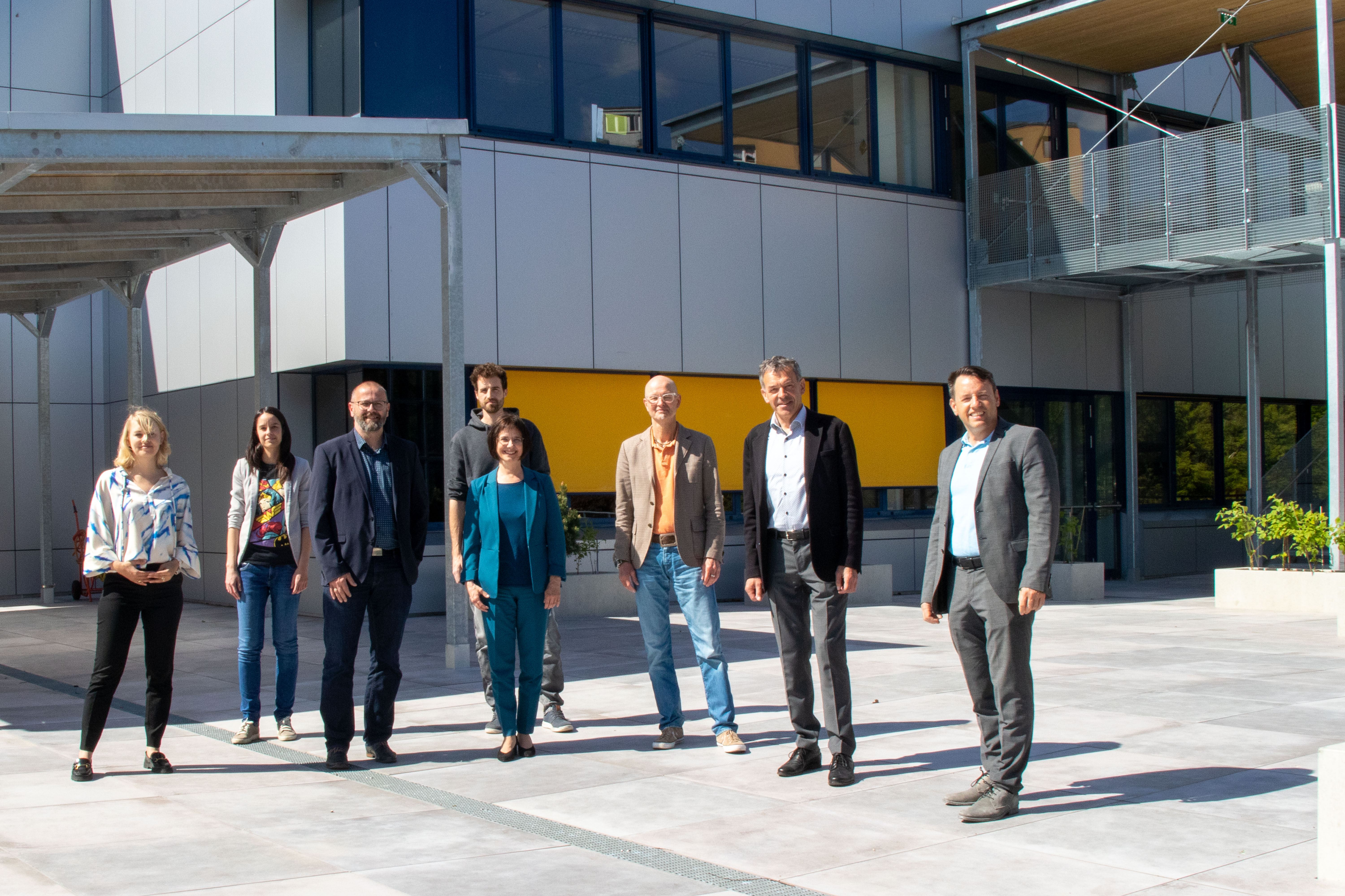 (V.l.n.r.) Bildungsstadträtin Elisabeth Mayr, IIG-Projektleiterin Nicol Jenewein, Hans-Peter Markart (Schulleiter der MS), IIG-Techniker Philipp Nagele, Ingeborg Ritzer (Schulleiterin der MMS), Werner Leithmayer (Amtsvorstand für „Schule und Bildung“), Bürgermeister Georg Willi und IIG-Geschäftsführer, Franz Danler freuen sich über die strahlende, neue Außenfläche.