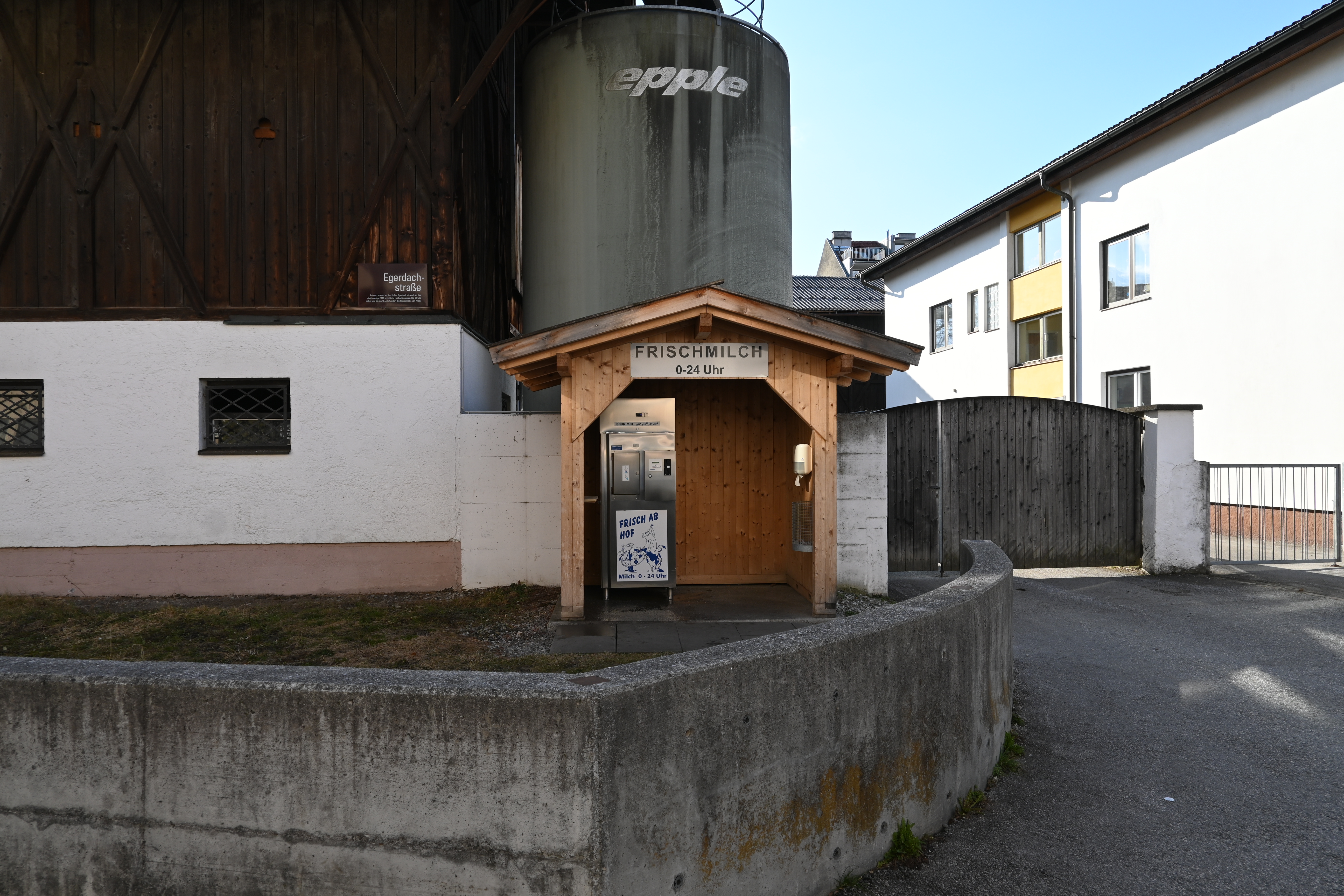 Der Milchautomat beim Stamserhof in der Egerdachstraße, wo man rund um die Uhr frische  Milch erwerben kann.