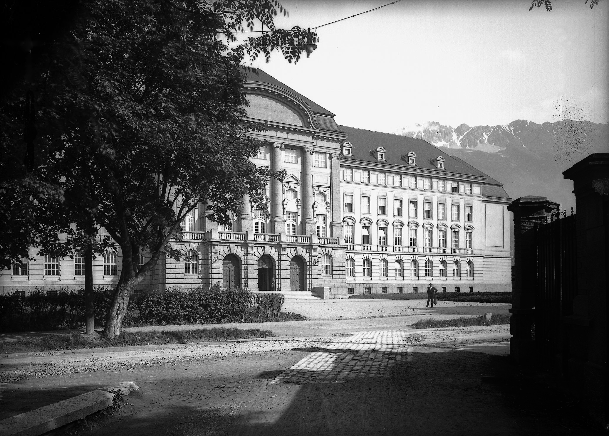 Blick auf die neue Universität am Innrain, 1914.