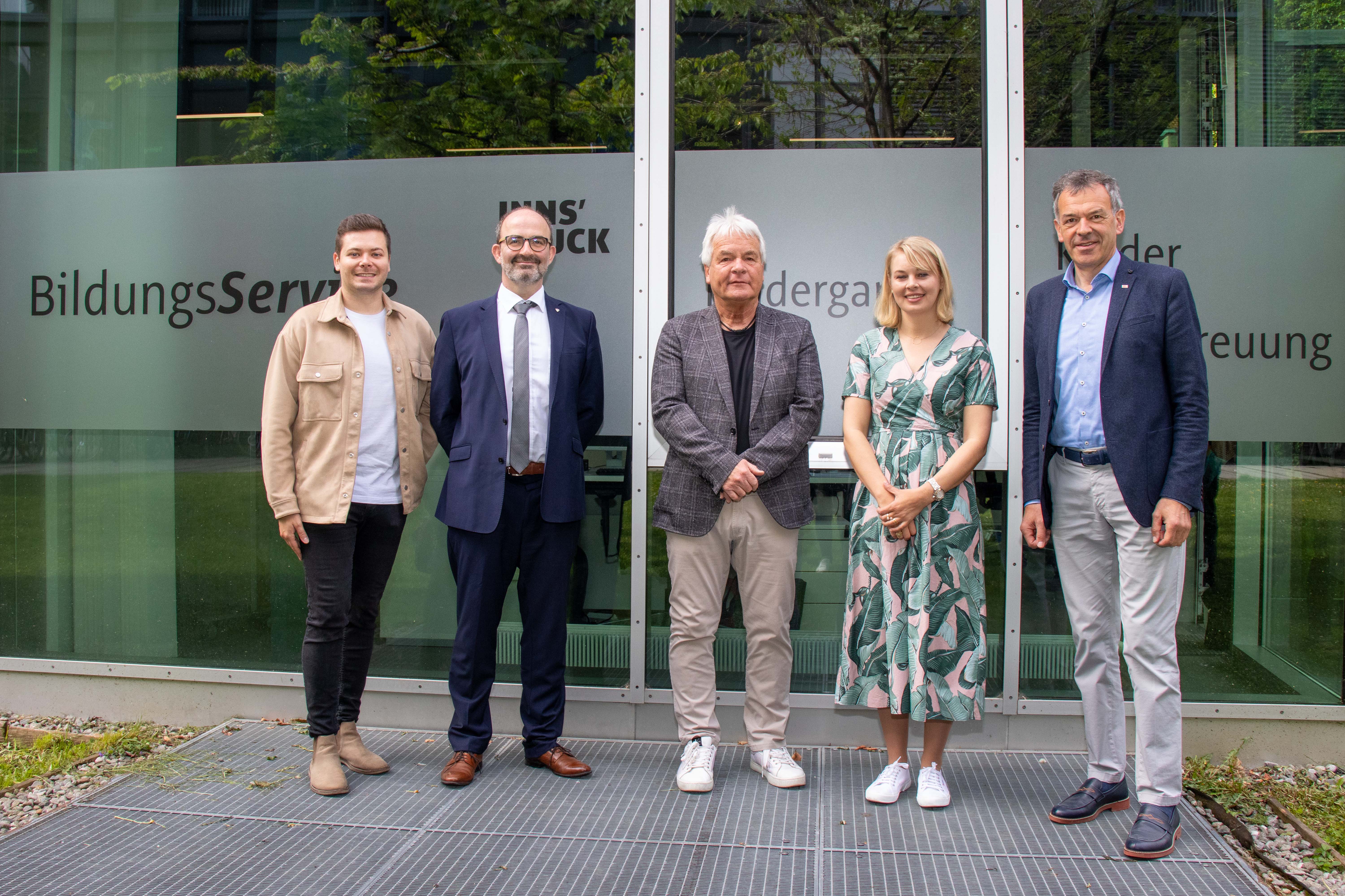 Bürgermeister Georg Willi (r.) folgte gemeinsam mit Bildungsstadträtin Elisabeth Mayr und deren Vorgänger Ernst Pechlaner (M.) der Einladung von Koordinator Daniel Bonora-Burgstaller (l.) zum Tag der Offenen Tür der Bildungsservicestelle im BFI Tirol unter der Geschäftsführung von Othmar Tamerl (2.v.l.).