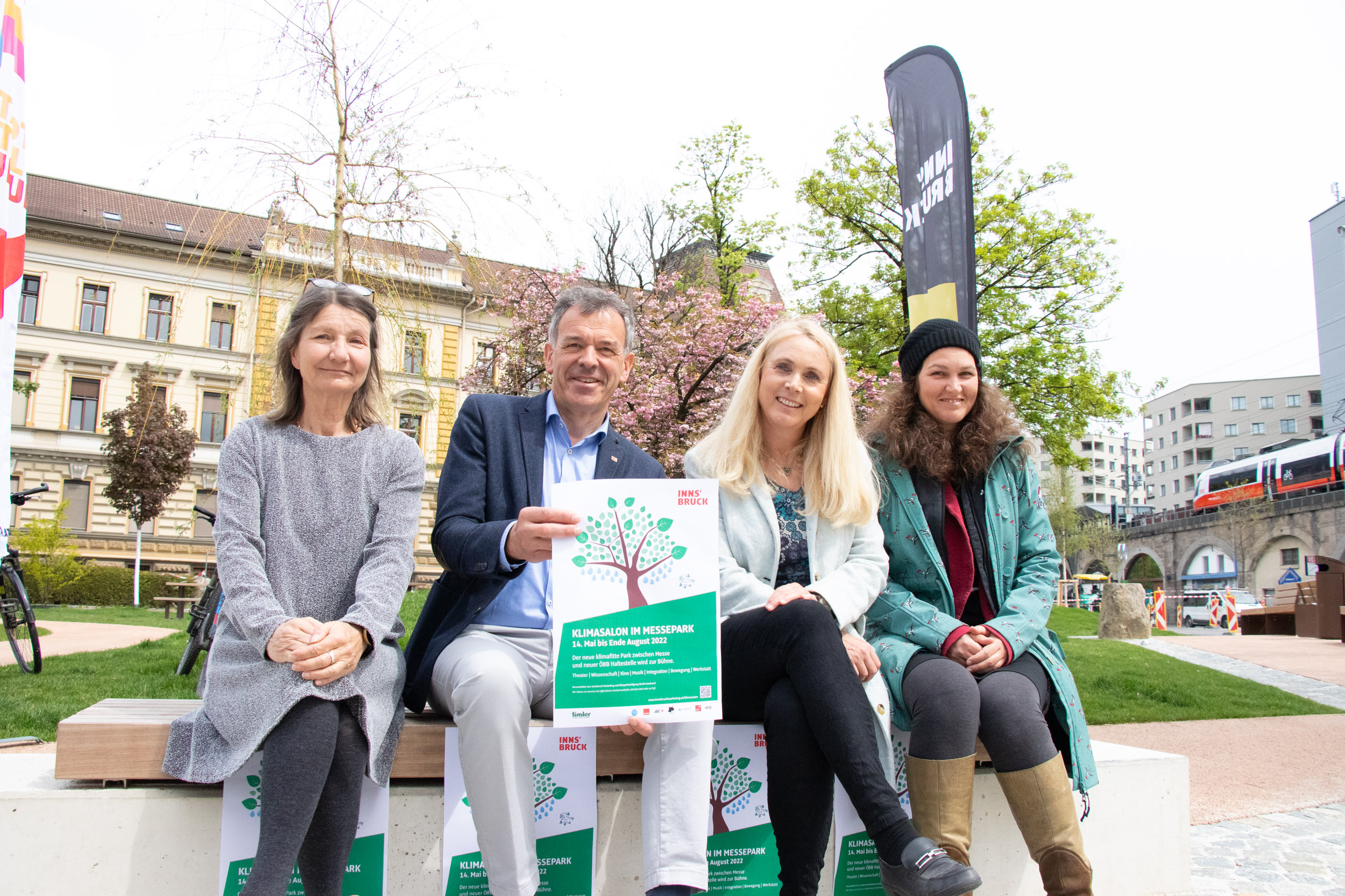 Bühne frei für den Klimasalon im neuen Messepark. Darauf freuen sich (v.l.) Stadrätin Uschi Schwarzl, Bürgermeister Georg Willi, Elisabeth Meze (Geschäftsstelle BürgerInnenbeteiligung) und Daniela Oberrauch (Innsbruck Marketing GmbH).