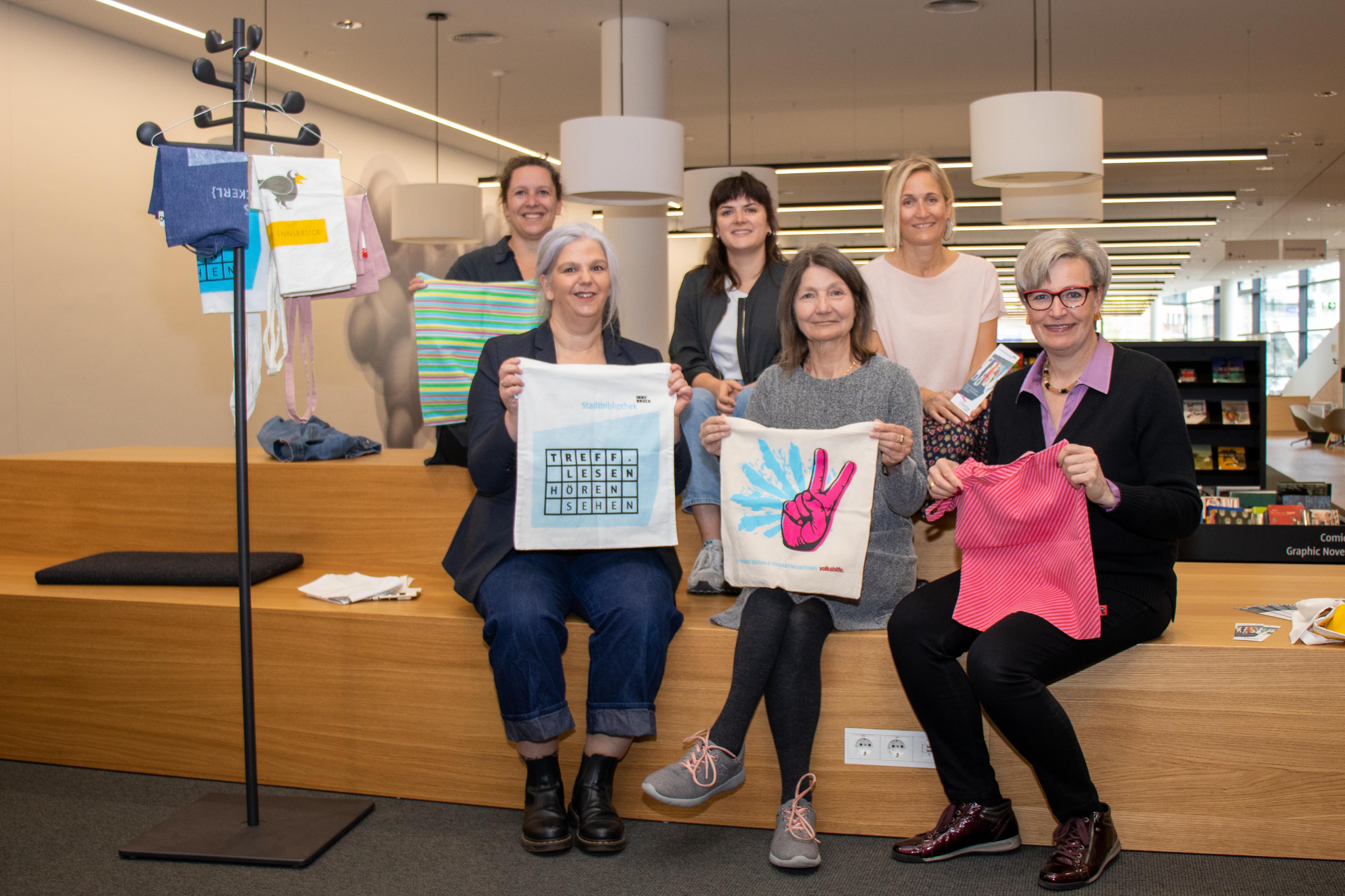 Freuen sich über die gelungene, nachhaltige Aktion: (vorne, v.l.n.r.): Bibliotheksleiterin Christina Krenmayr, Stadträtin Uschi Schwarzl und Abteilungsleiterin Birgit Neu  (MA V – Gesellschaft, Kultur, Gesundheit und Sport); (hinten, v.l.n.r.): Eva Steinlechner (Projektleitung Wäscherei Libelle), Elisabeth Ennemoser (Stadtbibliothek Innsbruck) und Kerstin Egger (Geschäftsführung Volkshilfe Tirol)