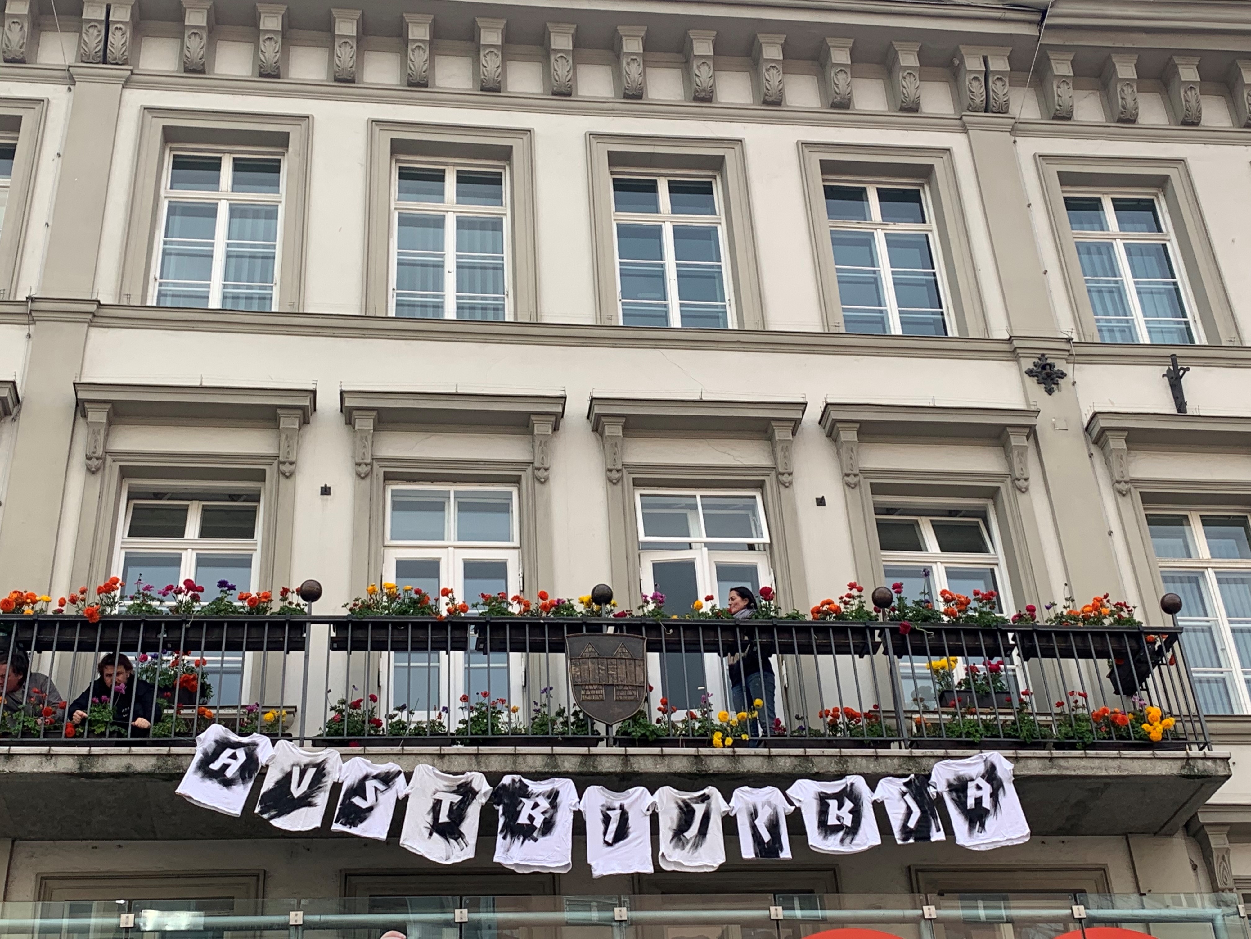 Eine Kunstaktion am Balkon des Rathauses macht im Mai auf Menschenrechte, Migration und Nationalismus aufmerksam.