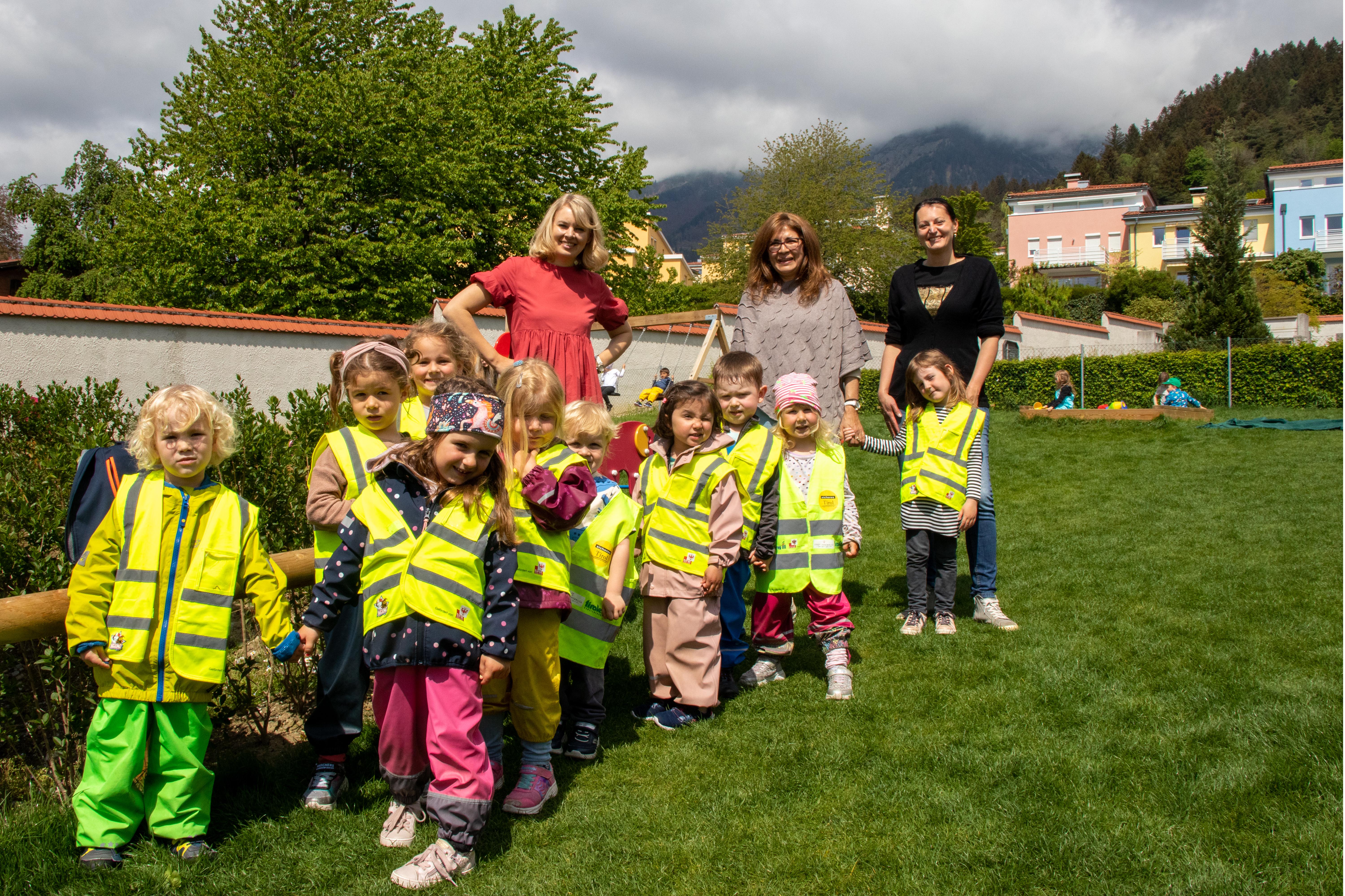 Zum Mittagessen machen sich die Kindergartenkinder auf in das Vereinsheim der Feuerwehr Arzl. Stadträtin Elisabeth Mayr (hinten l.) machte sich davon ein Bild.