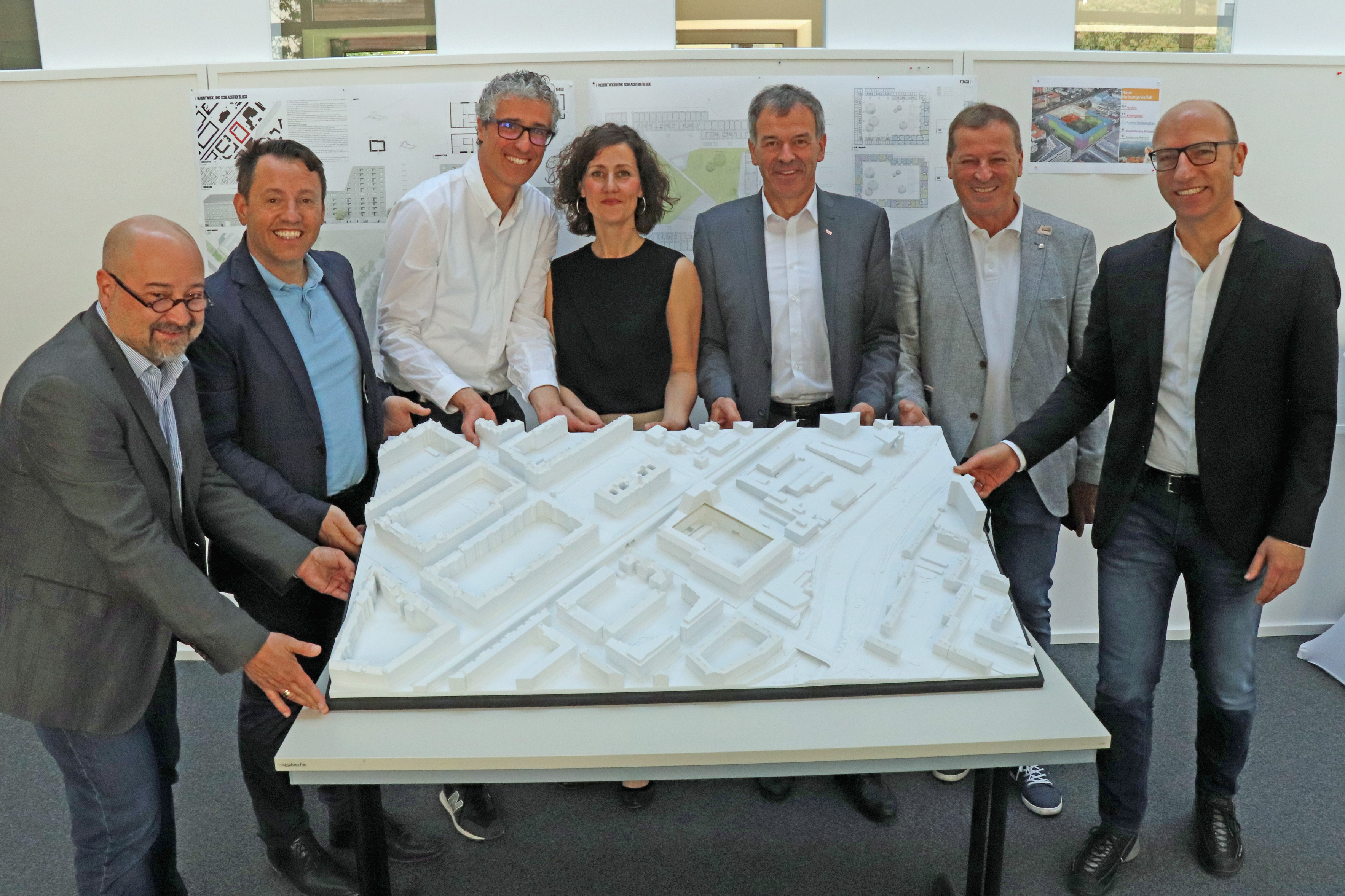 Martin Unterholzner (IIG), IIG-GF Franz Danler, das ArchitektInnenduo Markus Malin und Eva López, Bürgermeister Georg Willi, GR Helmut Buchacher und Stadtplaner Wolfgang Andexlinger (v.l.n.r.) präsentieren das Siegermodell für die Neugestaltung des Schlachthofblocks.