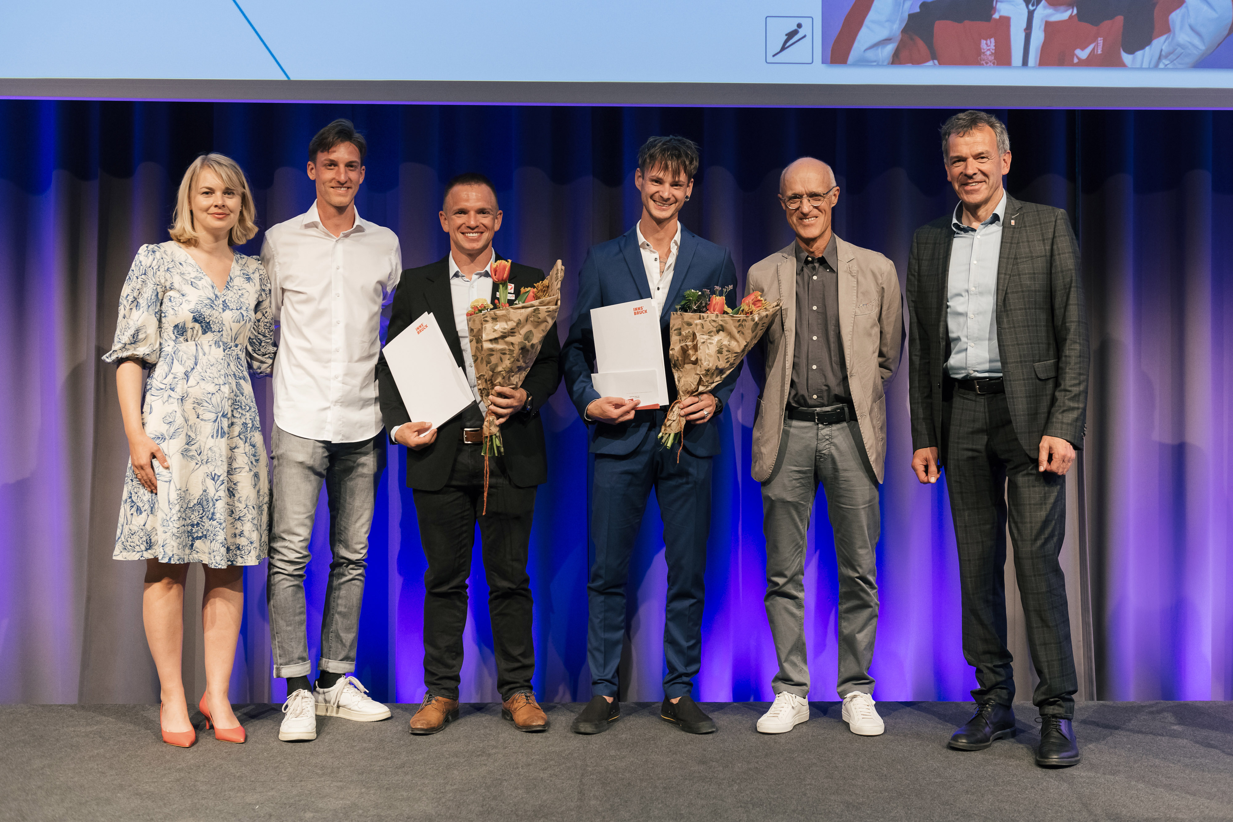 Sportstadträtin Elisabeth Mayr (l.), Bürgermeister Georg Willi (r.) und Toni Innauer (2.v.r.) gratulierten den Ausgezeichneten: Gregor Schlierenzauer (2.v.l.), Wolfgang Kindl (3.v.l.) und Manuel Fettner (3.v.r.)