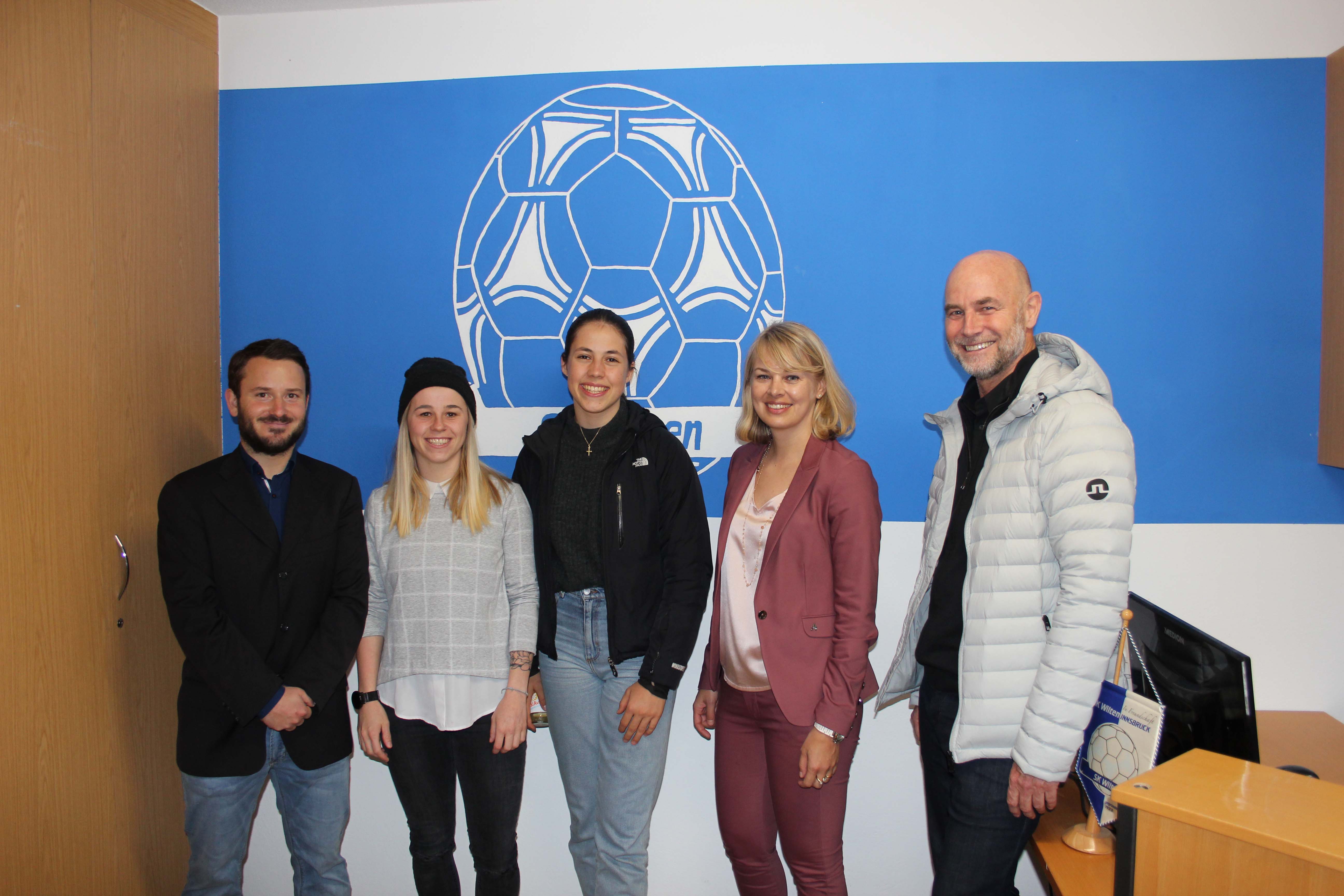 Obmann des SK Wilten, Urban Steiner und die beiden Vereinsmitglieder und Teilzeit-Nachwuchstrainerinnen Jessica De Zordo und Theresa-Michaela Falkner freuen sich über die neuen Räumlichkeiten, die gemeinsam mit Sportstadträtin Elisabeth Mayr und Sportamtsleiter Romuald Niescher eingeweiht wurden (v.l.n.r.).