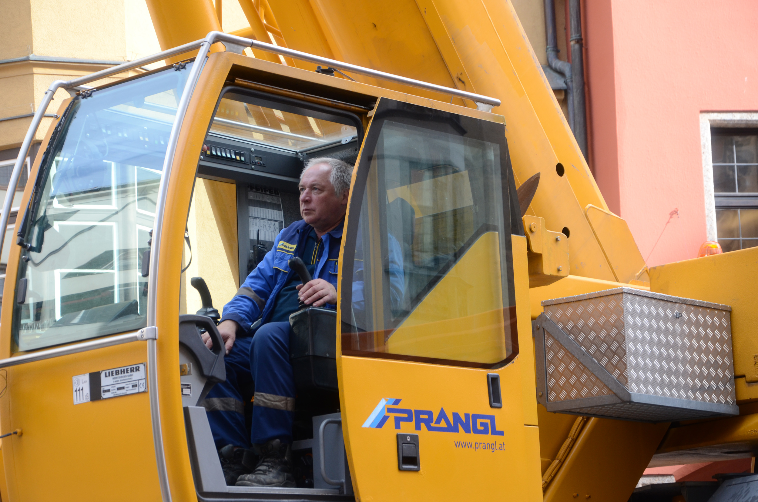 Höchste Konzentration ist auch beim Krankführer nötig, damit mögliche Windböen abgefangen werden können.