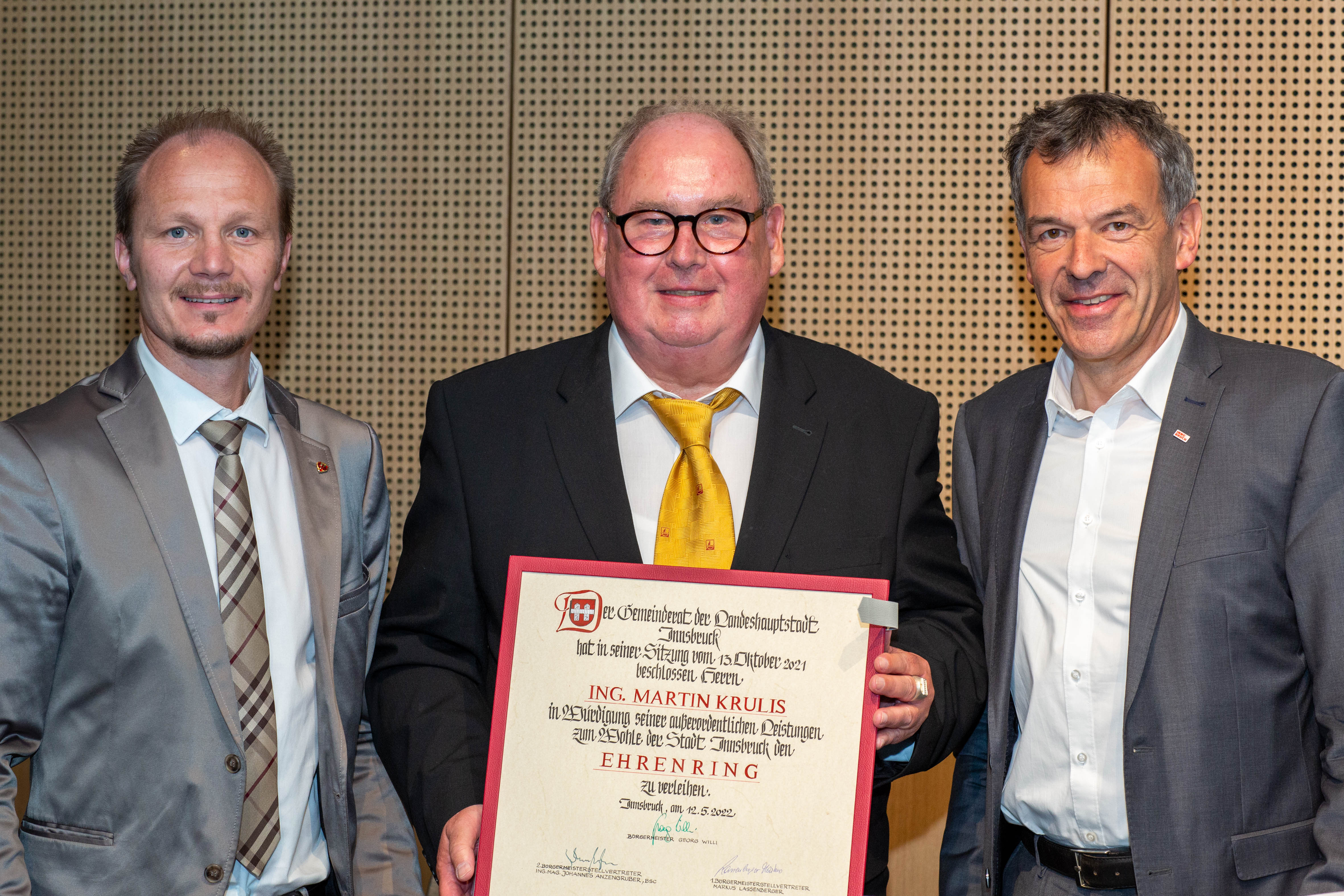 Für seine außerordentlichen Dienste für die Stadt Innsbruck wurde dem ehemaligen Stadtrat Martin Krulis (M.) der Ehrenring von Bürgermeister Georg Willi (r.) und Vizebürgermeister Johannes Anzengruber verliehen.