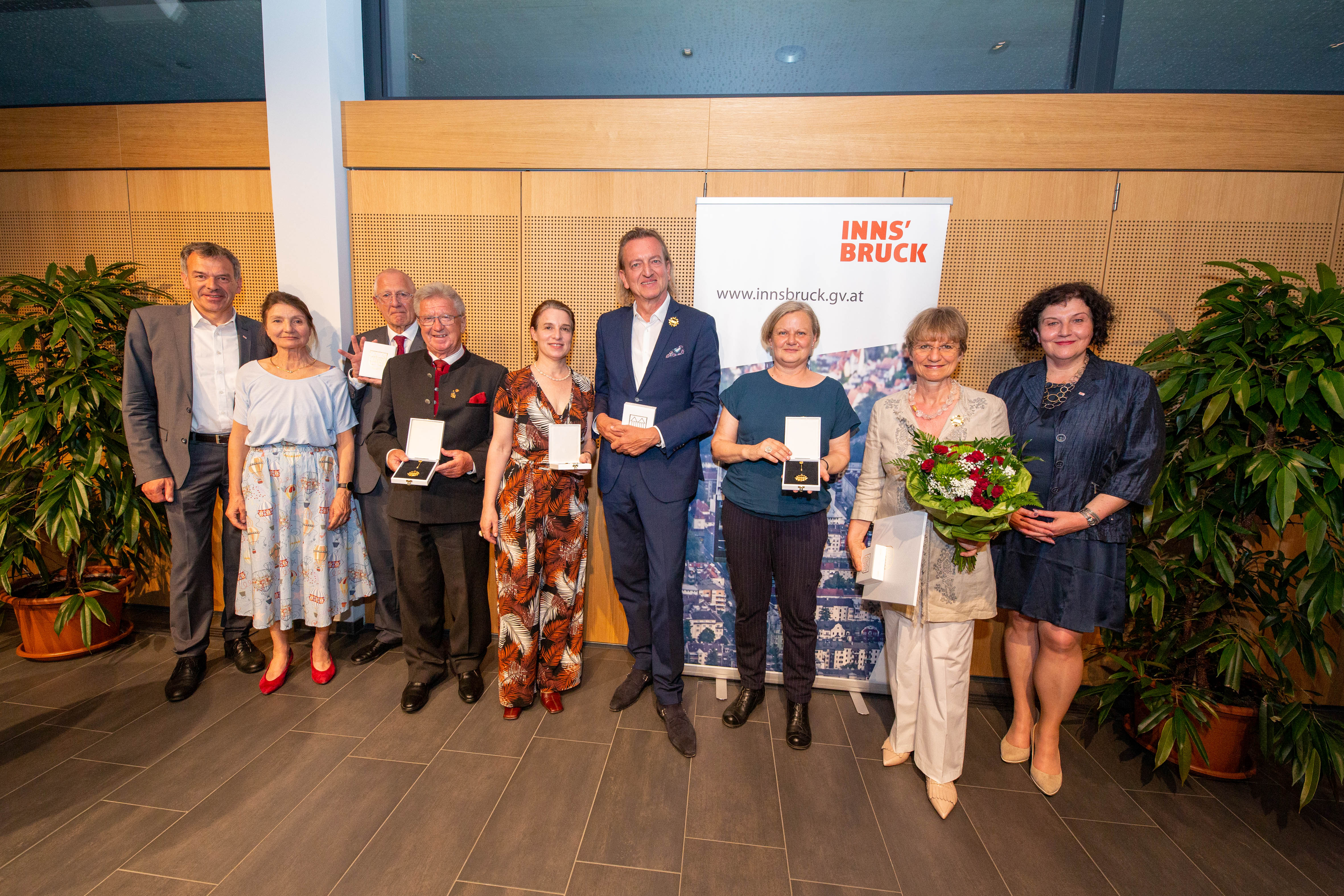 Bürgermeister Georg Willi (l.), Kulturstadträtin Uschi Schwarzl (2.v.l.) und Kulturausschussvorsitzende GRin Irene Heisz (r.) freuen sich mit den Ausgezeichneten: (v.l.n.r.) Günter Lieder, Franz Hitzl, Daniela Weiss-Schletterer, Markus Linder, Helene Schnitzer und Linde Brunmayr-Tutz.