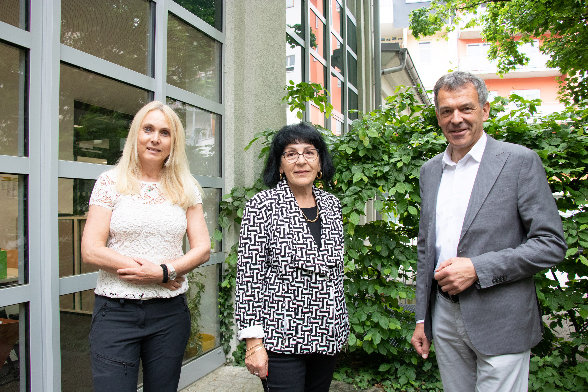 Elisabeth Meze (Geschäftsstelle BürgerInnenbeteiligung), Gudrun Ghorbanpour (Mieterin der Wohnanlage „Am Park“) und Bürgermeister Georg Willi präsentierten das Projekt BAREWO.