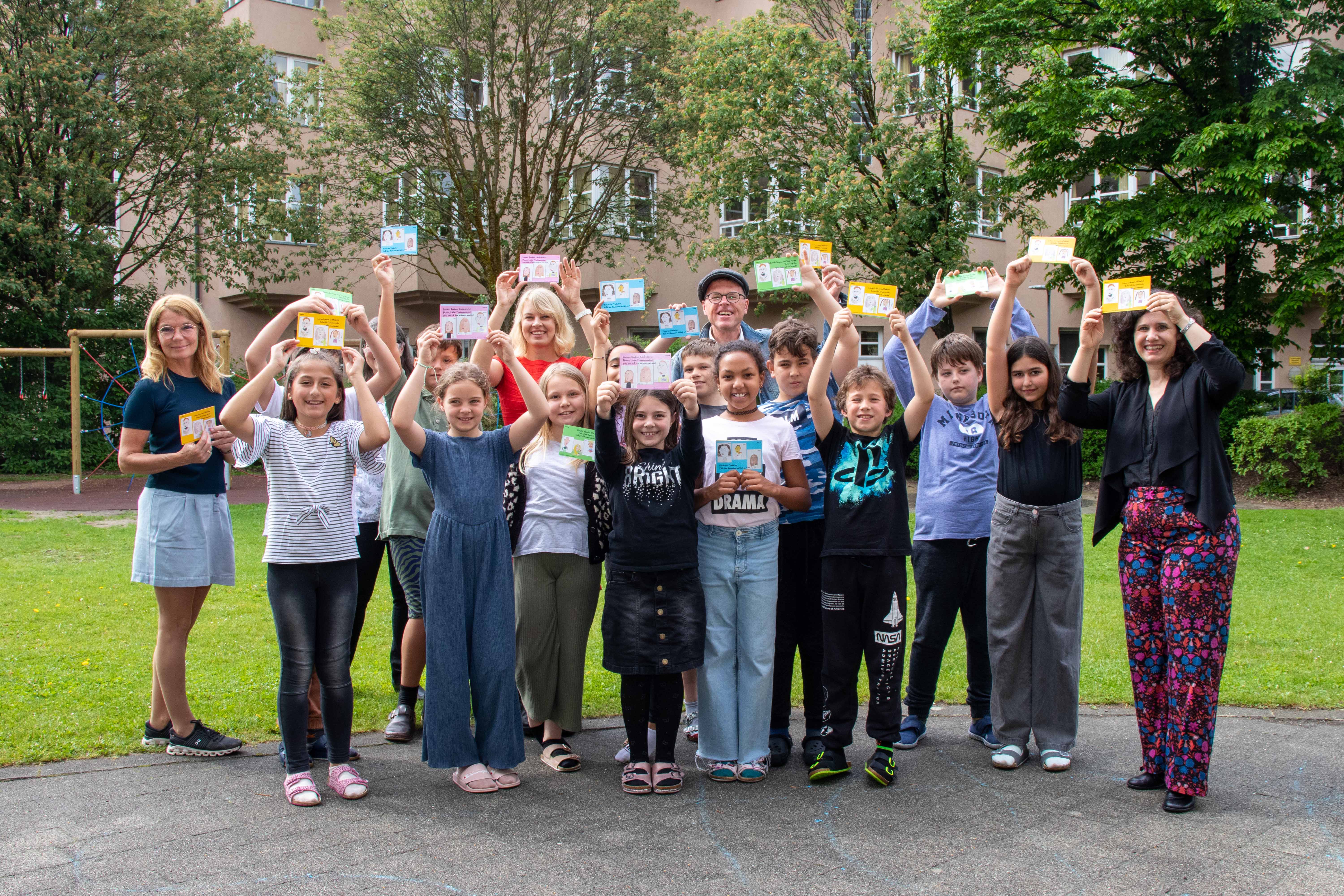 Sowohl die Kinder der vierten Klasse der Volksschule Hötting West als auch Klassenlehrerin und Schulleitung-Stellvertreterin Elisabeth Wilhelmy-Weiss (hinten l.), Bildungsstadträtin Elisabeth Mayr (hinten M.), Christian Yeti Beirer von der Kunstwerkstatt (hinten M.) und Gabriele Wild vom Literaturhaus am Inn sind vom Projekt begeistert.