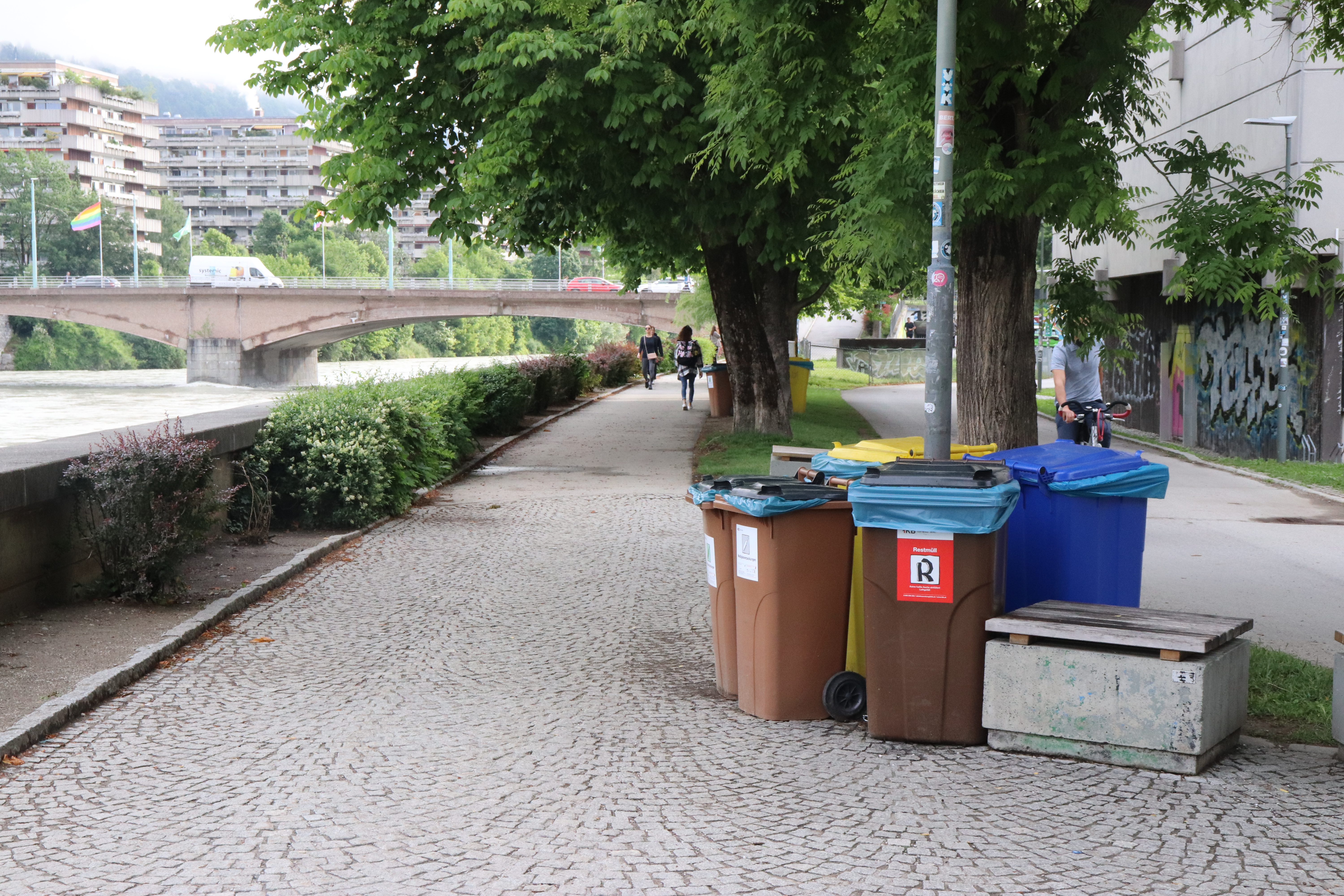 Hier an der Franz-Gschnitzer-Promenade tummeln sich an warmen Abenden viele Menschen. Ihnen wird das Mülltrennen nun leichter gemacht.