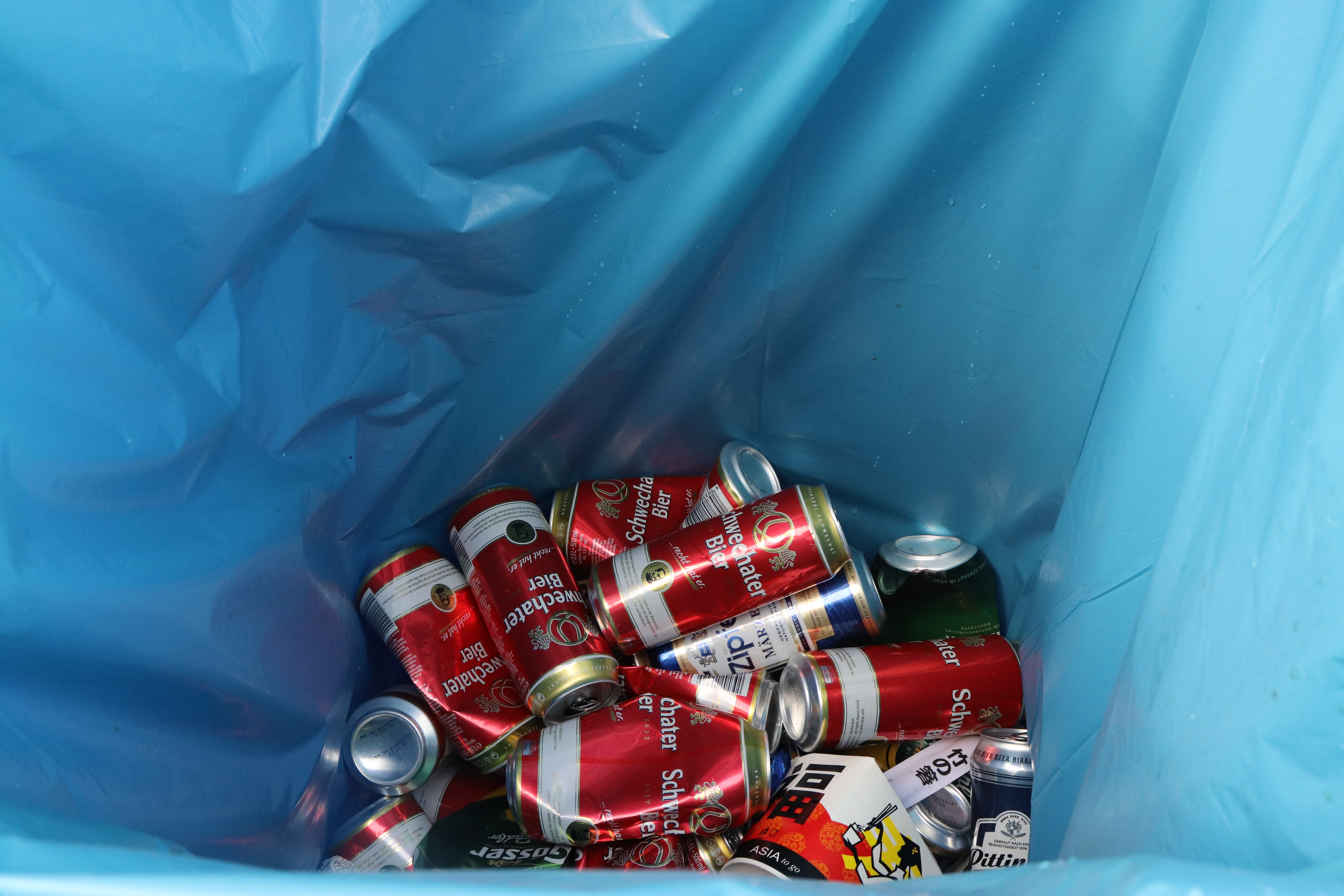 Restmüll, Metall, Leichtverpackung und Glas (weiß und bunt) werden getrennt gesammelt.