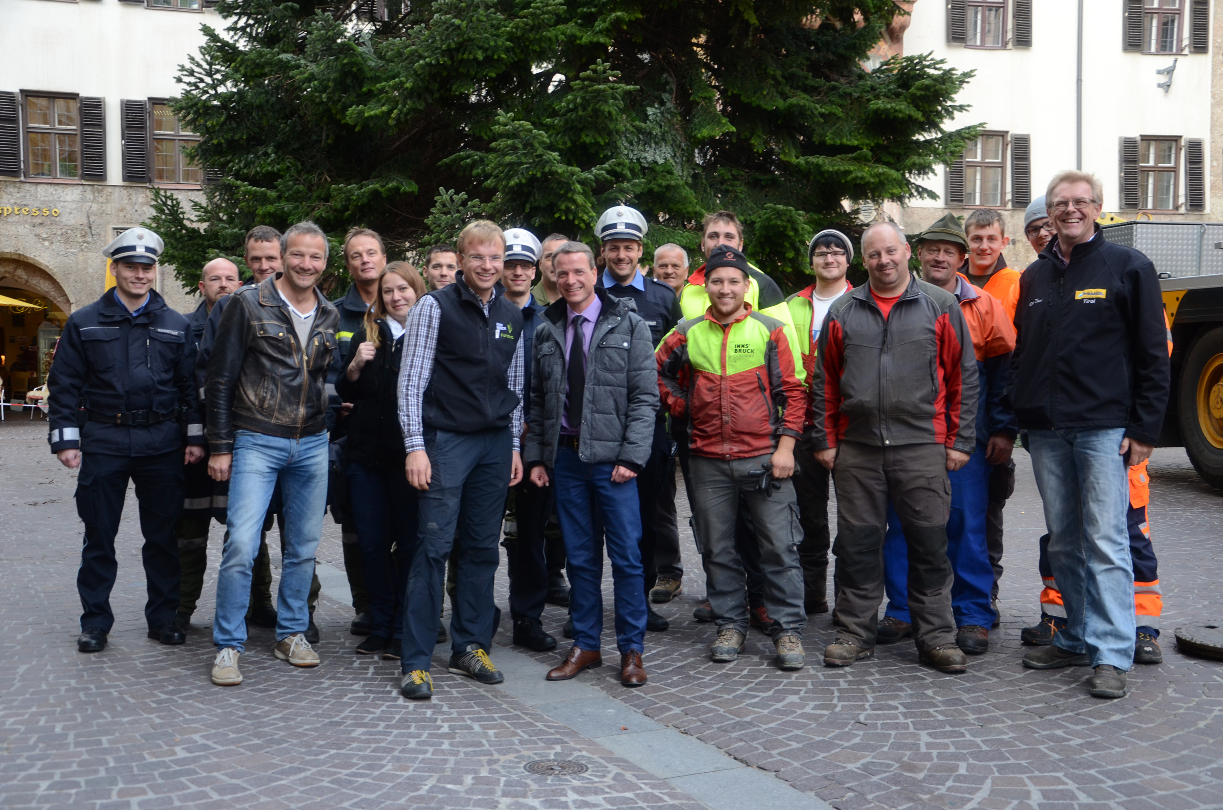 Nach dem gelungenen Aufstellen des Christbaums sind nur strahlende und stolze Gesichter zu sehen.