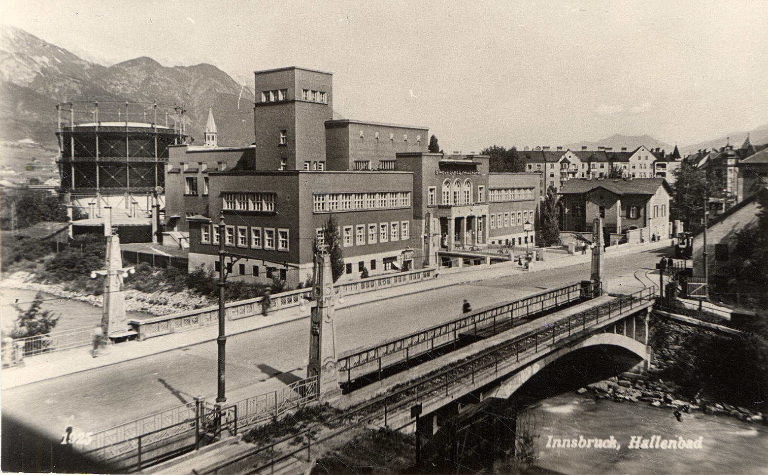 Gaswerkbrücke mit Hallenbad und Gaswerk im Hintergrund um 1930.