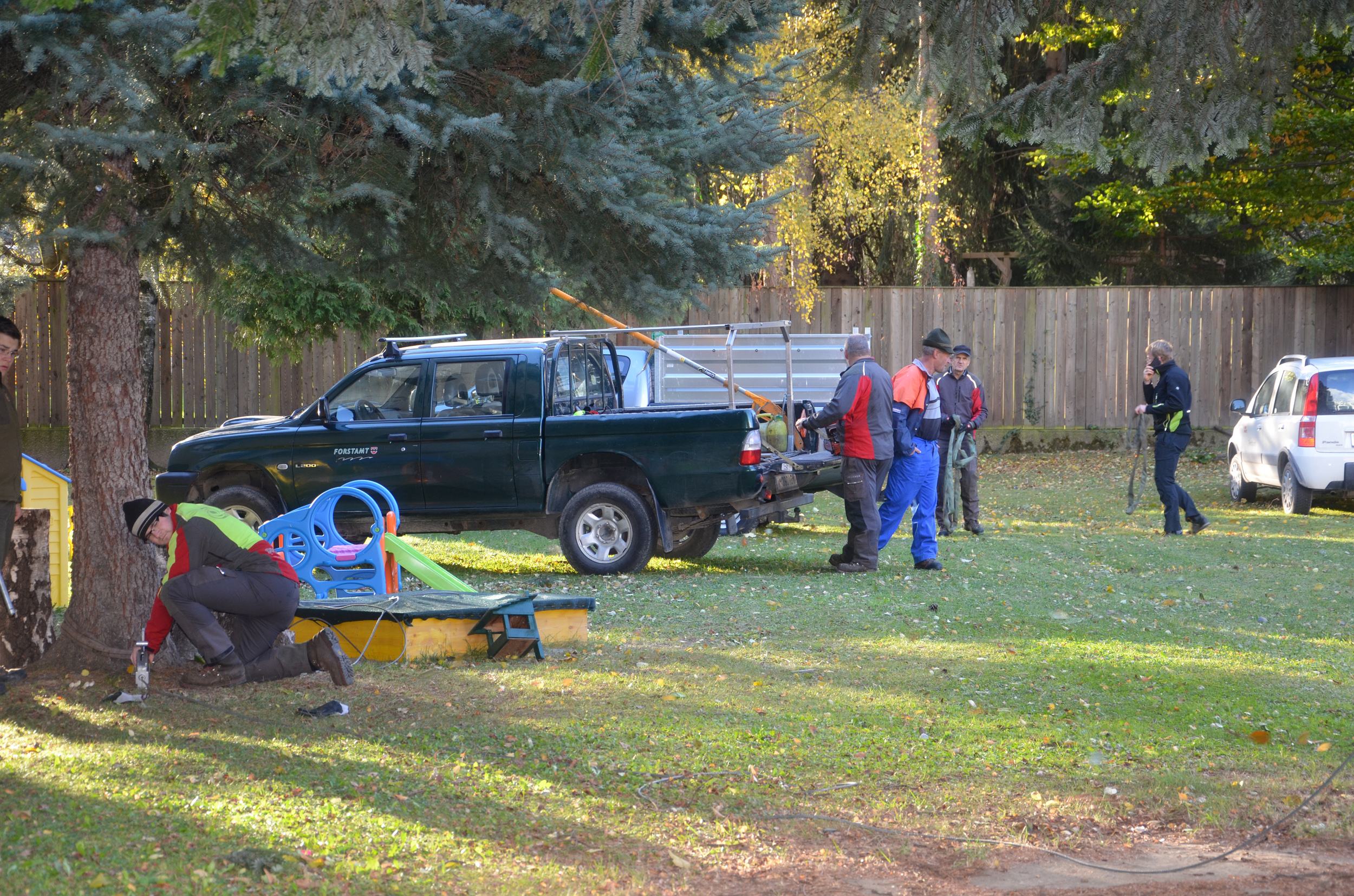 Gewissenhafte Vorbereitungsarbeiten, wie das Vertauen der Tanne, werden erledigt.