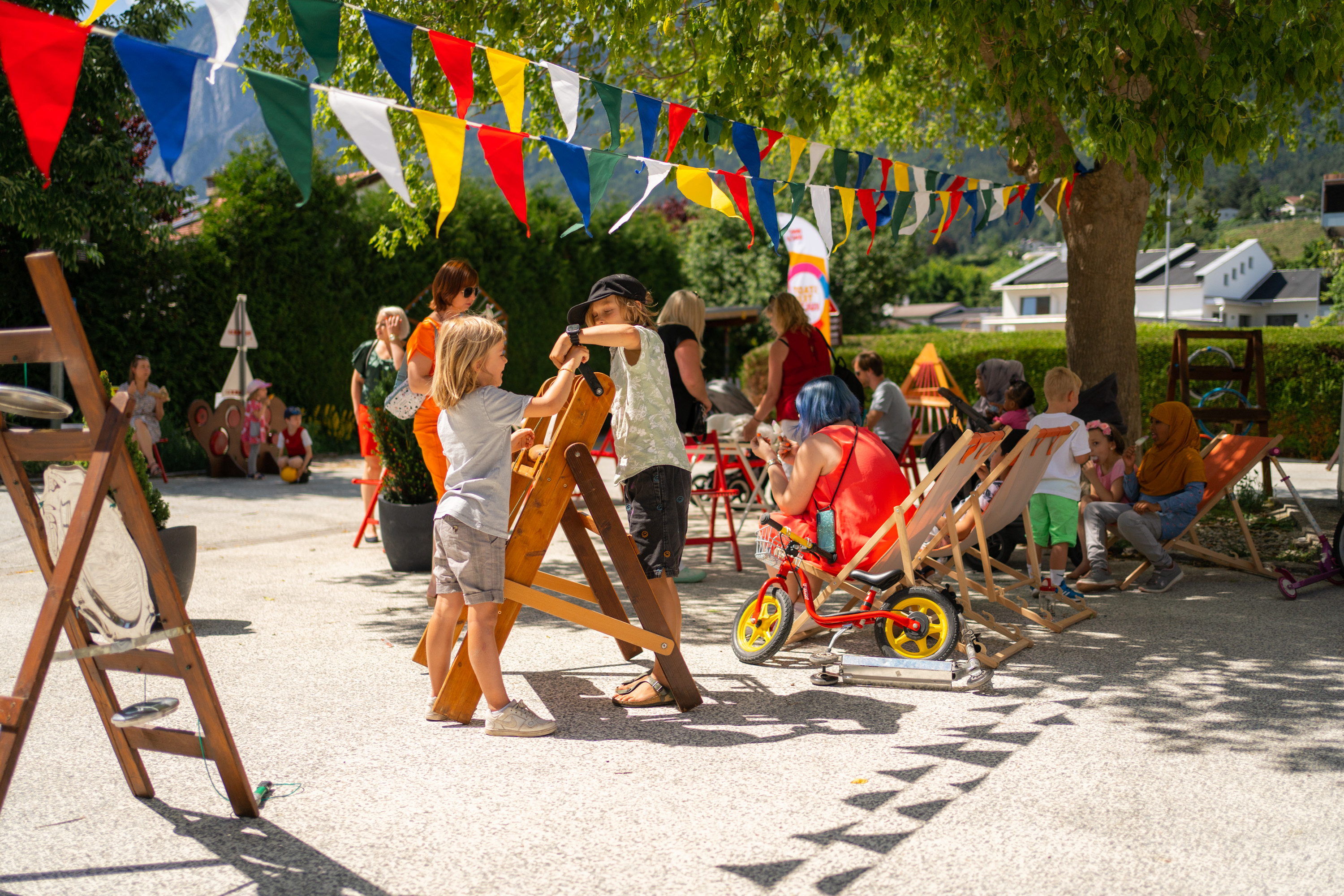 Ein buntes Programm für jeden Geschmack wartet beim Stadtteilfest in Pradl auf die Besucher und Besucherinnen - hier ein Eindruck aus der Höttinger Au.