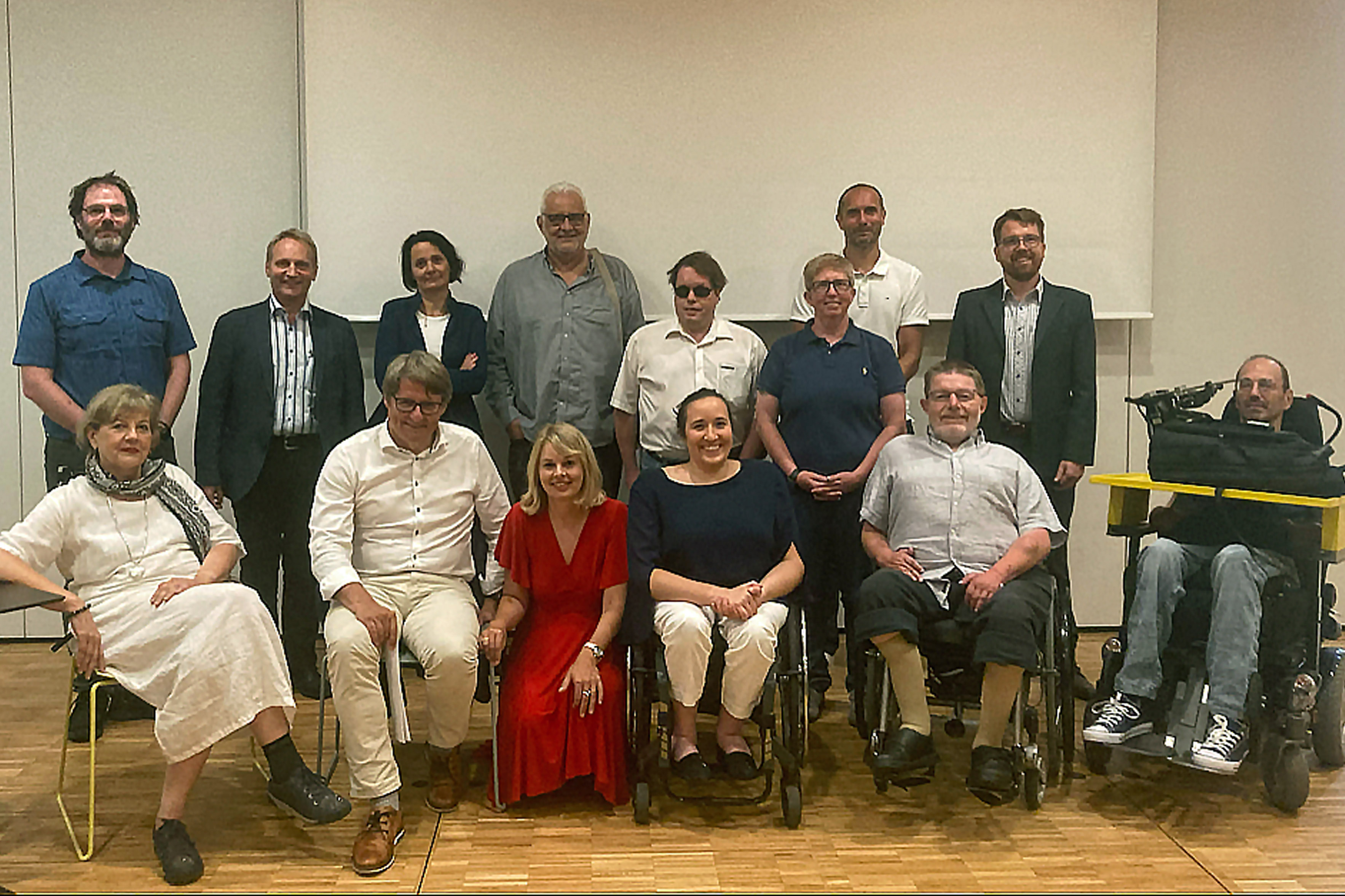 (v.l. sitzend): Monika Klenovec, Hannes Gschwentner GF-NHT, Elisabeth Mayr, Claudia Lösch, Joe A. Manser, Gerhard Nussbaum. (v.l. stehend städt. MitarbeiterInnen des BBR ):Wolf Grünzweig, Martin Exenberger, Carina Wallnöfer-Meisinger, BBR-Vorsitzender Werner Pfeifer, BBR-Vors. Stv. Michael Berger, Monika Mück-Egg (Obfrau Gehörlosenverband Tirol), Matthias Gerl von der IIG, Martin Morandell.