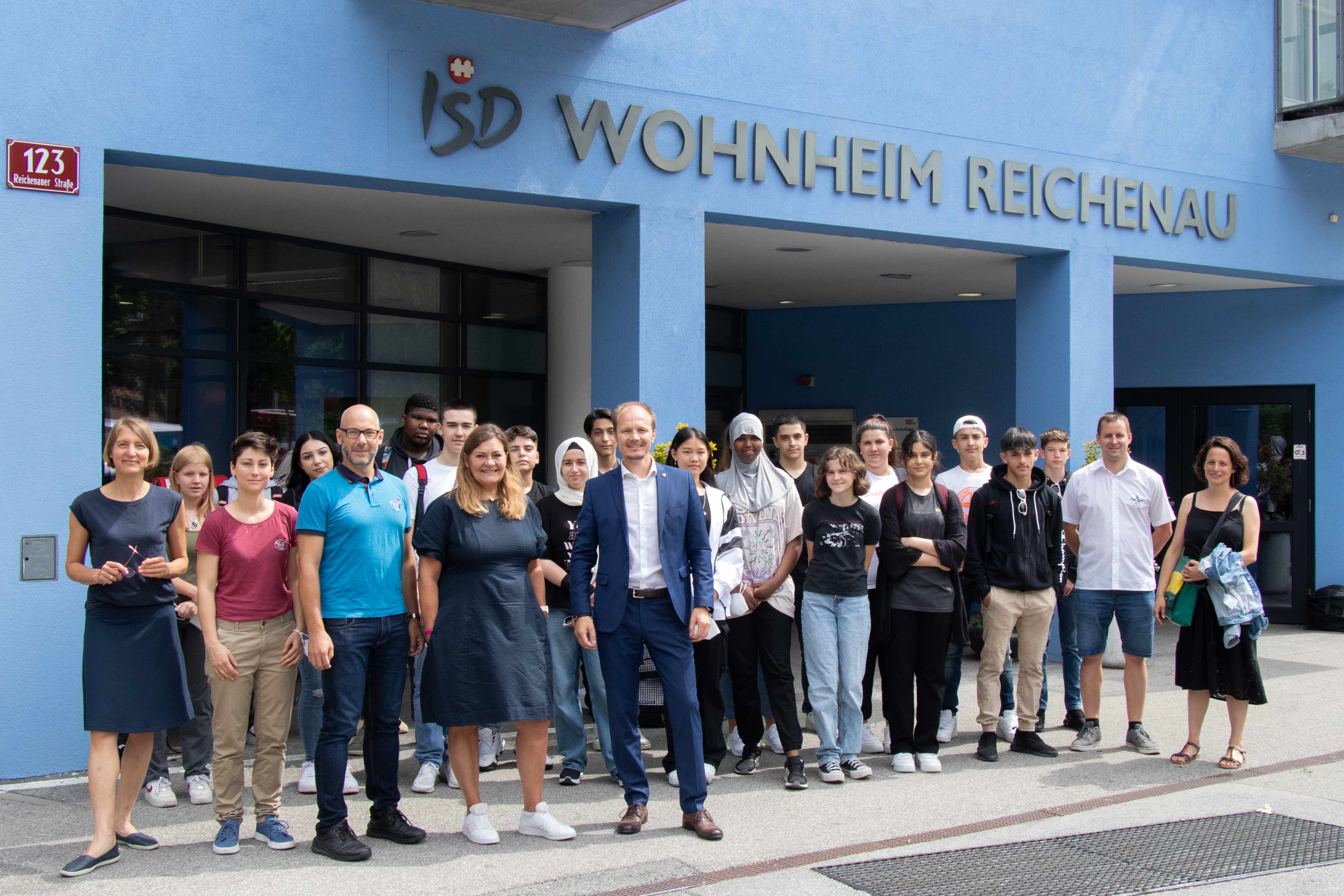 Heimleiterin Katharina Becke, Nina Walch und Philipp Schumacher vom Jugendrotkreuz freuen sich mit Jugendrotkreuz-Bezirksleiterin und Gemeinderätin Dagmar Klingler-Newesely und Vizebürgermeister Johannes Anzengruber über die „Briefe mit Herz“ der Schulklasse Pembaurstraße.