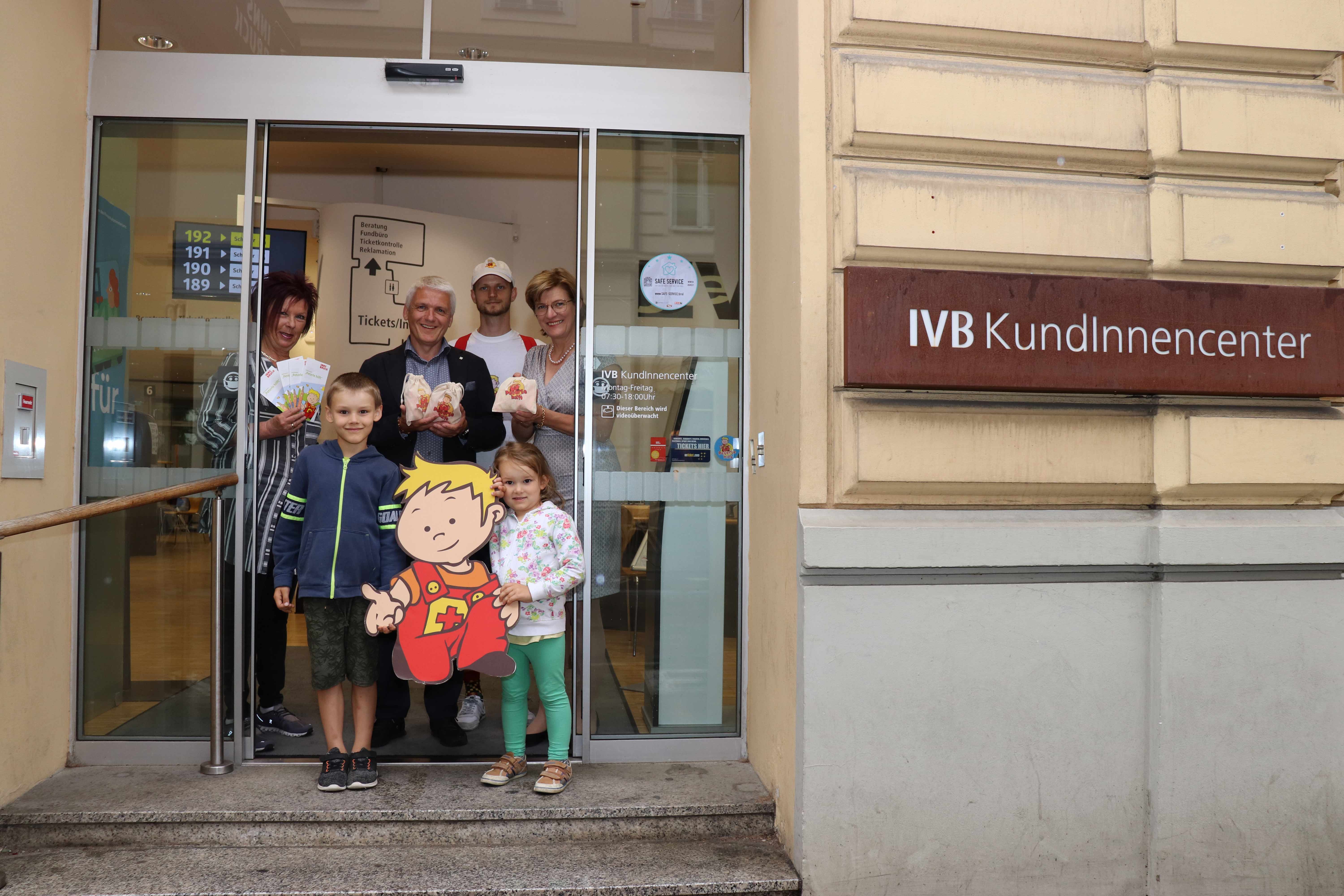 Die Innsbrucker Verkehrsbetriebe sind Partner des „Peterle-hilft“-Projektes. Darüber freut sich (v.l.) Referatsleiterin für Frauen und Generationen Uschi Klee, Leiter des IVB KundInnencenter Michael Holzner, „Peterle-hilft“-Teammitglied Tobias Obermayr mit Stadträtin Christine Oppitz-Plörer und den zwei Kindern Felix und Sarah.