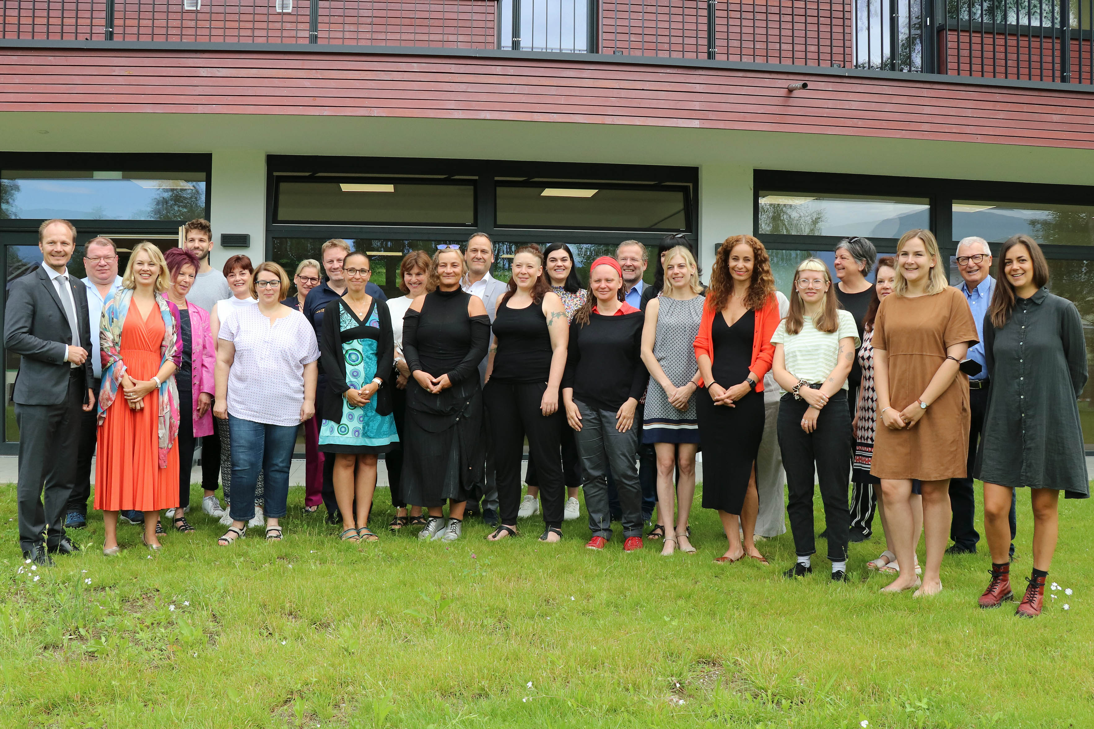 Vizebürgermeister Johannes Anzengruber (l.), Stadträtin Elisabeth Mayr (3.v.l.) und Uschi Klee, Leiterin des Referats Frauen und Generationen (4.v.l., hinten) trafen sich mit ExpertInnen, um konkrete Maßnahmen und Vorschläge zum Schutz von Mädchen und Frauen vor Gewalt zu diskutieren.